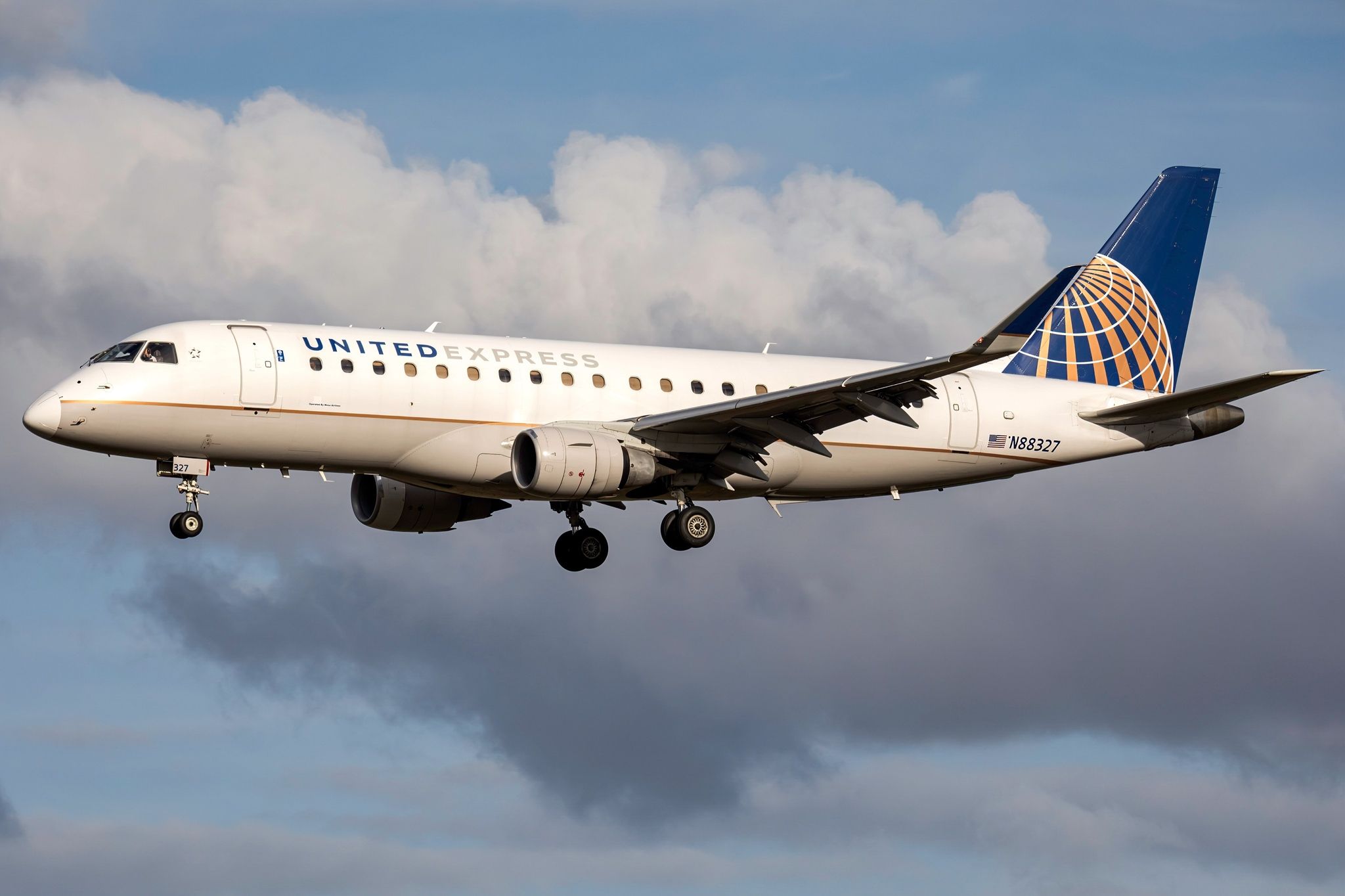 United Express (Mesa Airlines) Embraer E175 N88327 on approach.