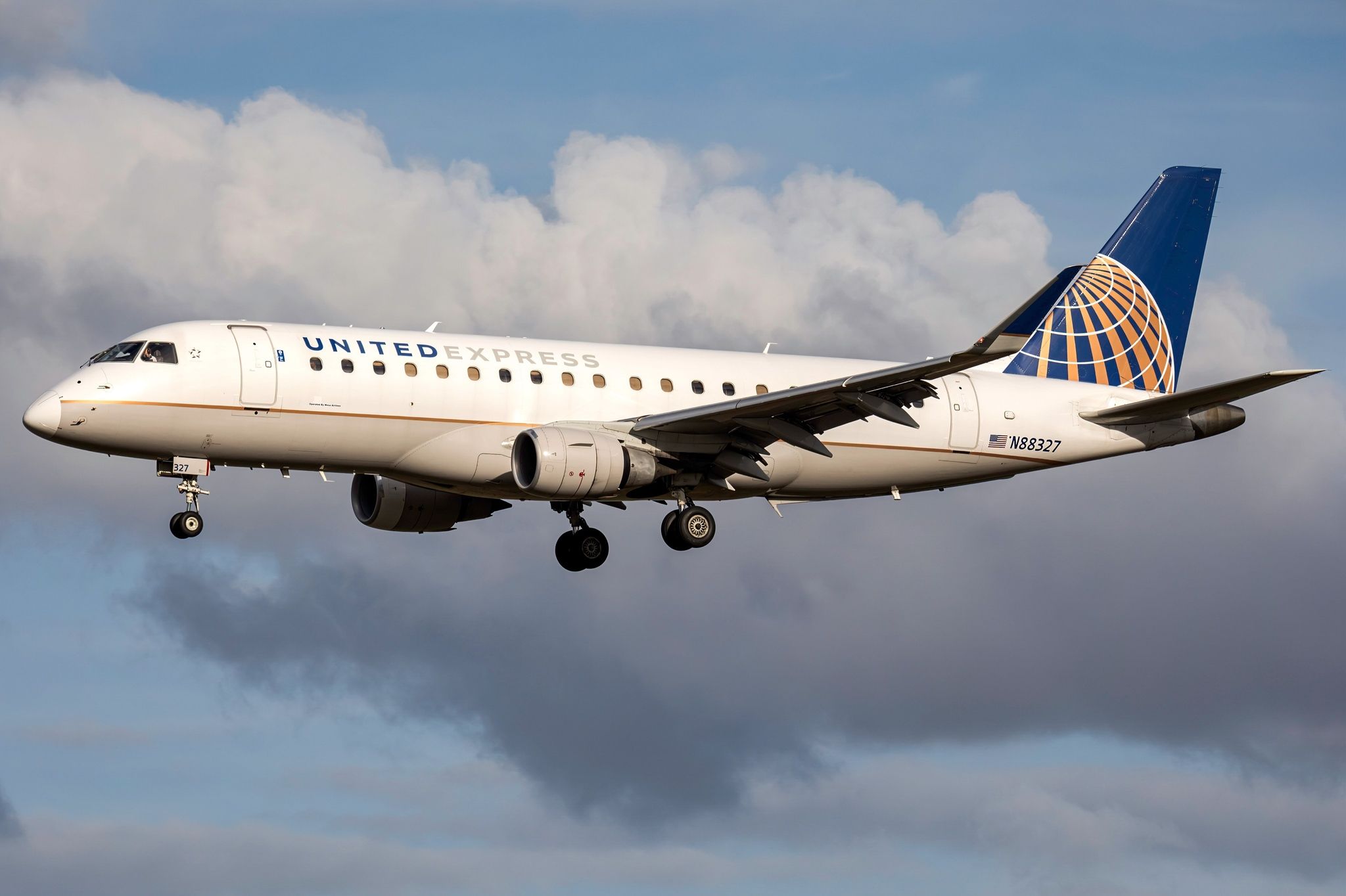 Embraer E175 N88327 of United Express (Mesa Airlines) on approach.