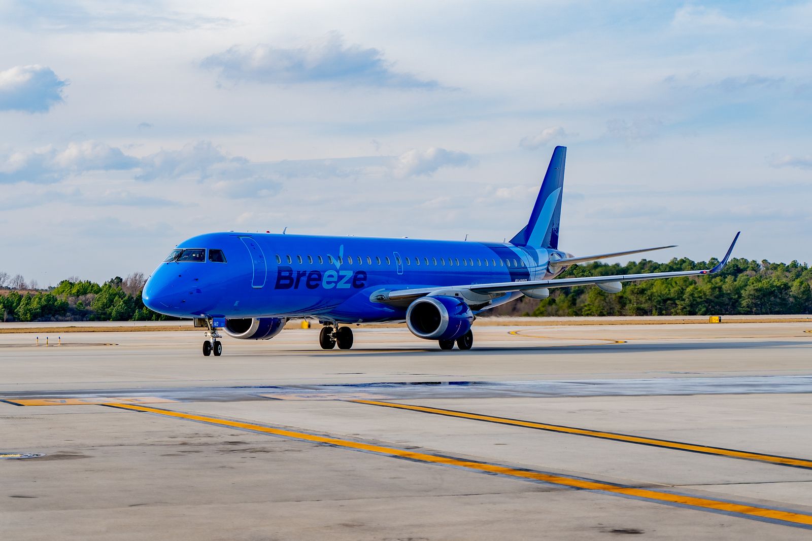 Breeze Airways Embraer E190 at Raleigh-Durham International Airport.