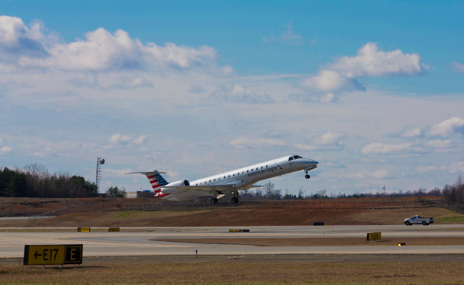 American Eagle (Piedmont Airlines) Embraer ERJ-145 decolando.