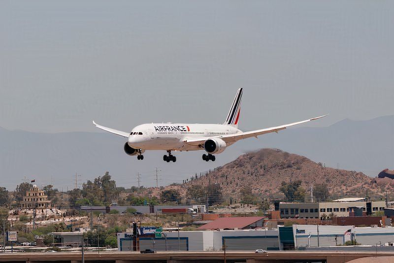 Air France Boeing 787-9 Dreamliner landing at Phoenix Sky Harbor International Airport.