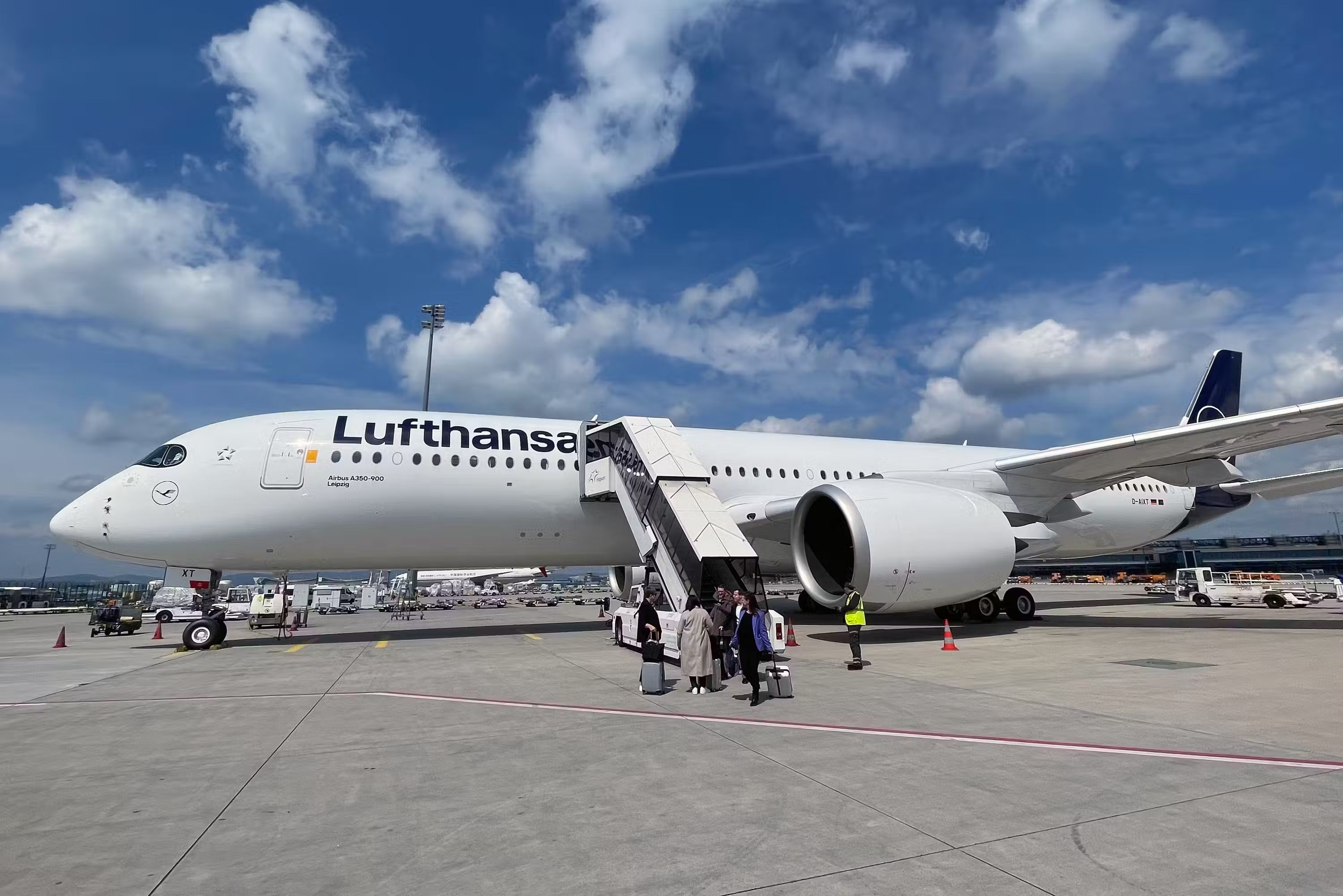 Lufthansa Airbus A350-900 Leipzig features the Allegris cabin