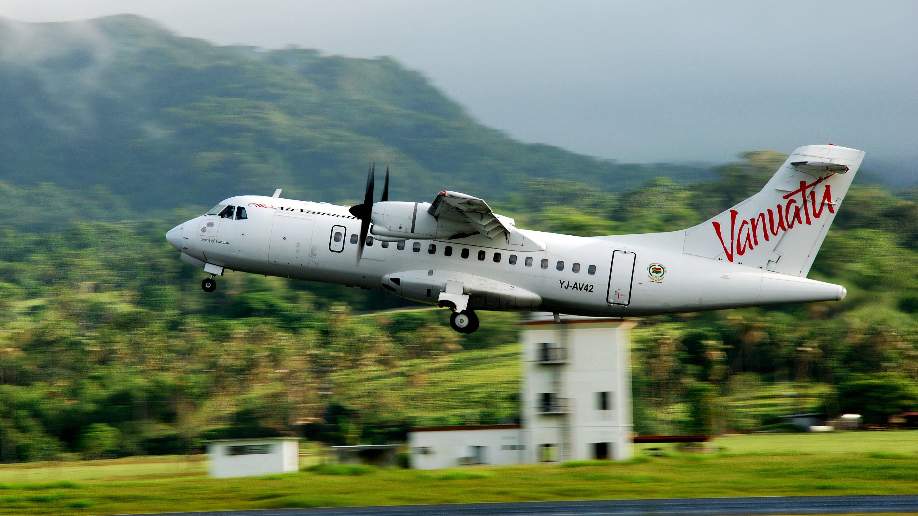 ATR_42_at_Port_Vila_-_Vanuatu-1