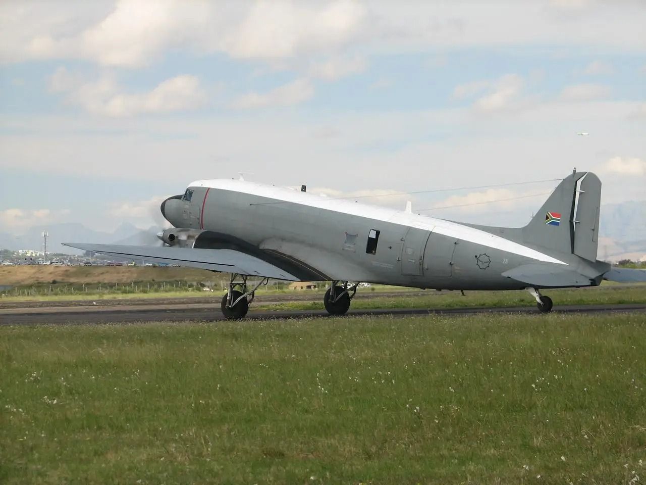 Dakota_C-47_at_Ysterplaat_Airshow_Cape_Town (jpg)