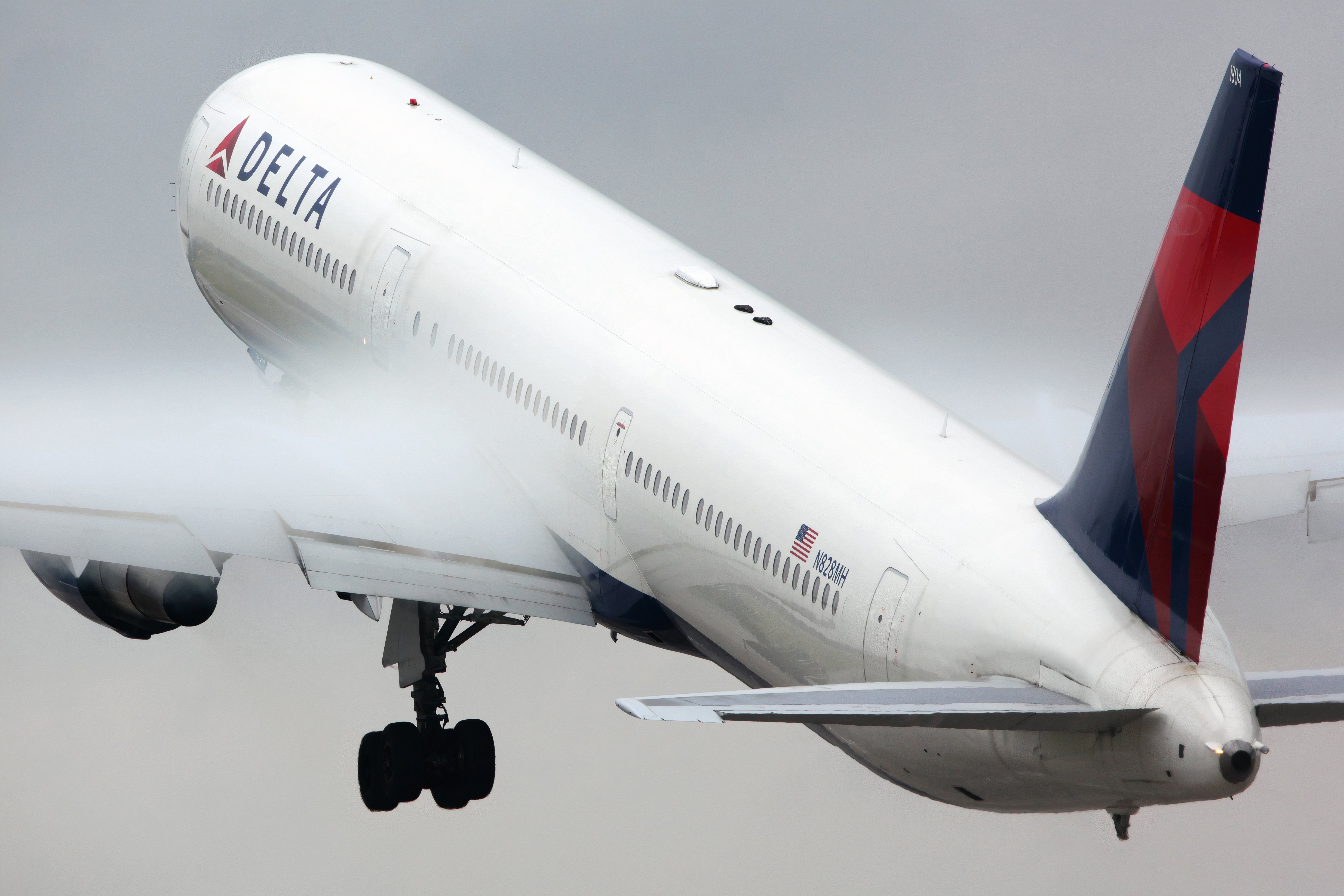 Delta 767-400ER shutterstock_352984532