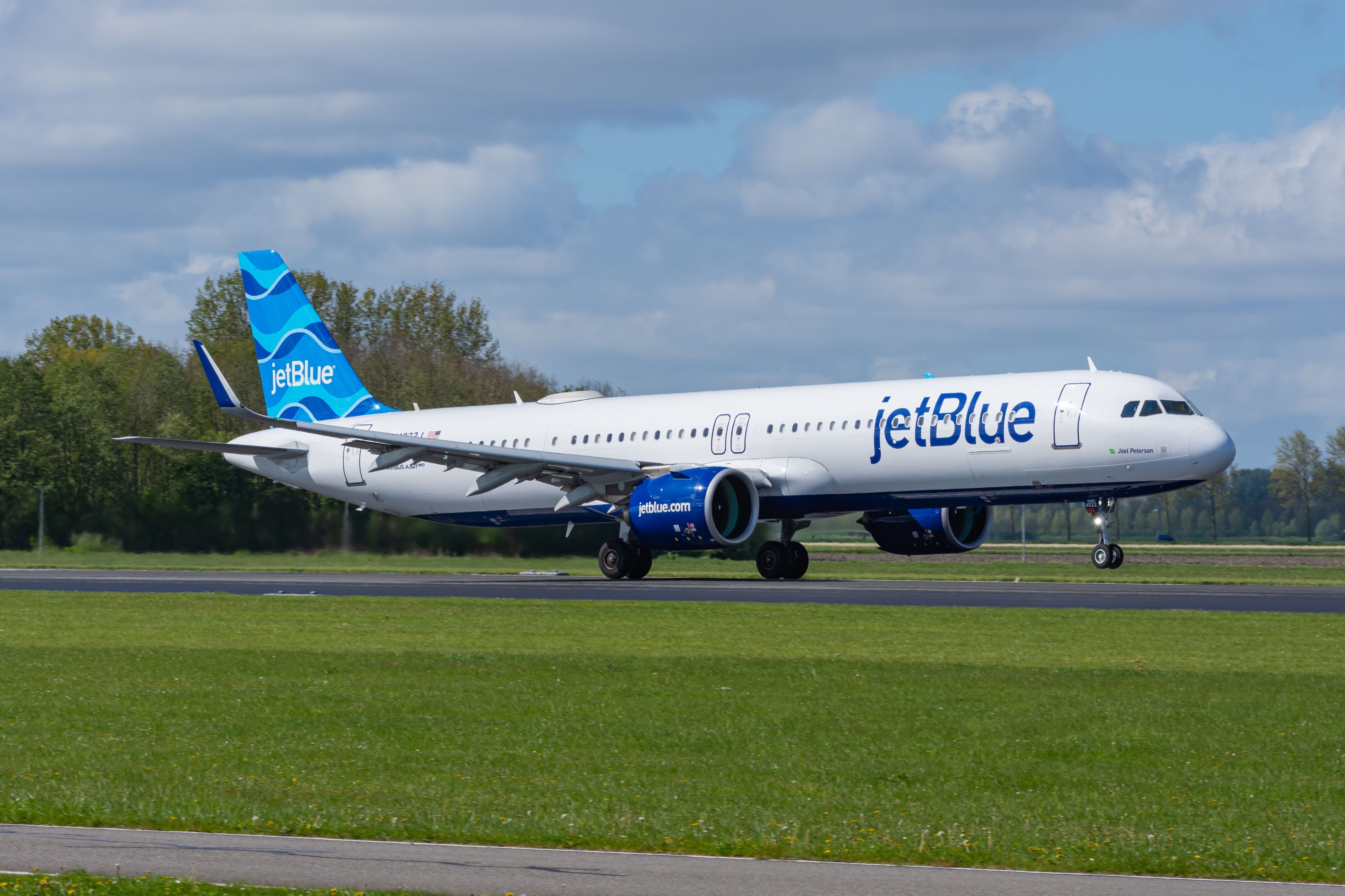 JetBlue Airbus A321neo landing at AMS shutterstock_2463867121