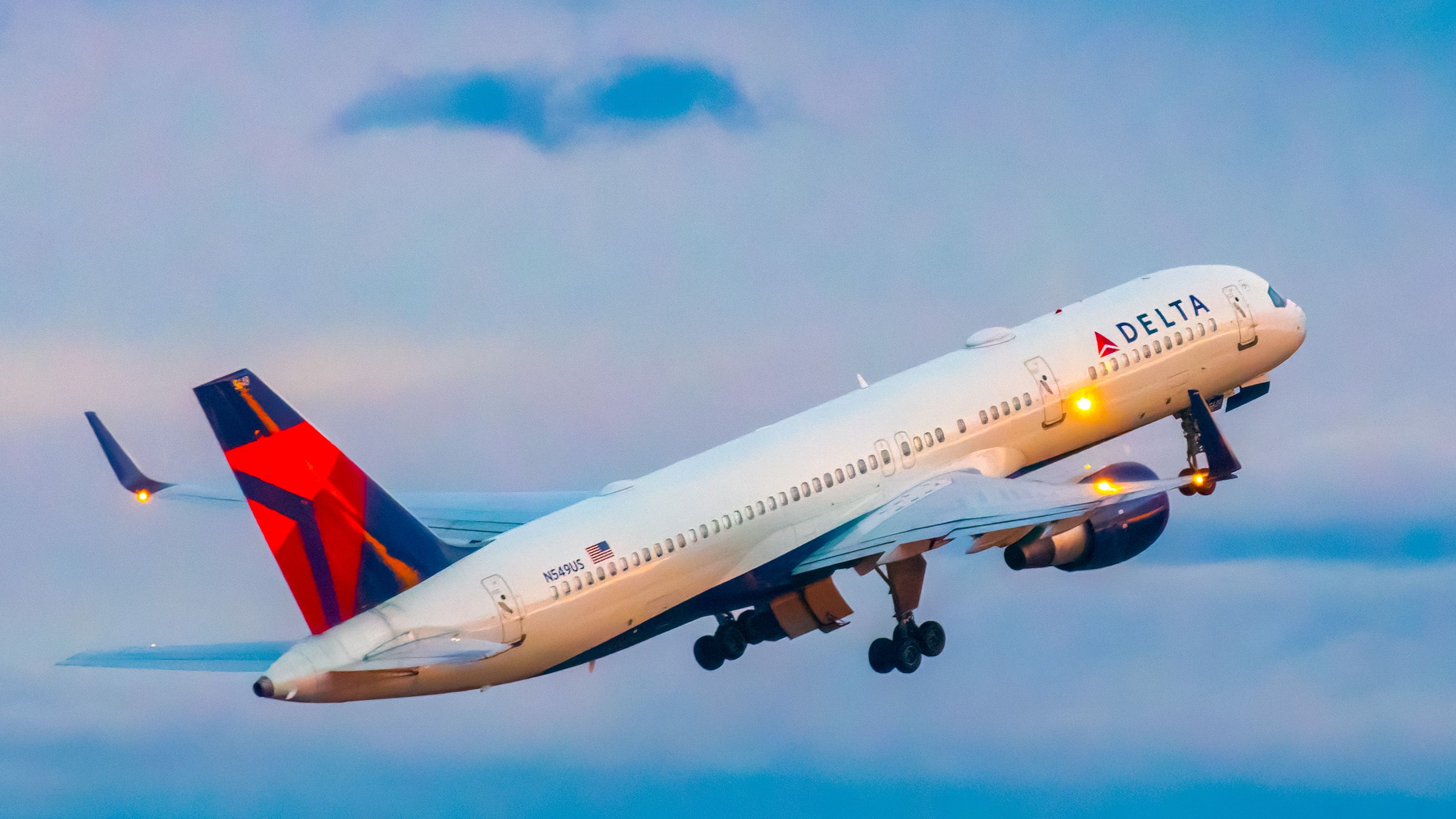 Boeing 757 of Delta Air Lines Taking Off Into the SeaTac Sunrise_01 (1)