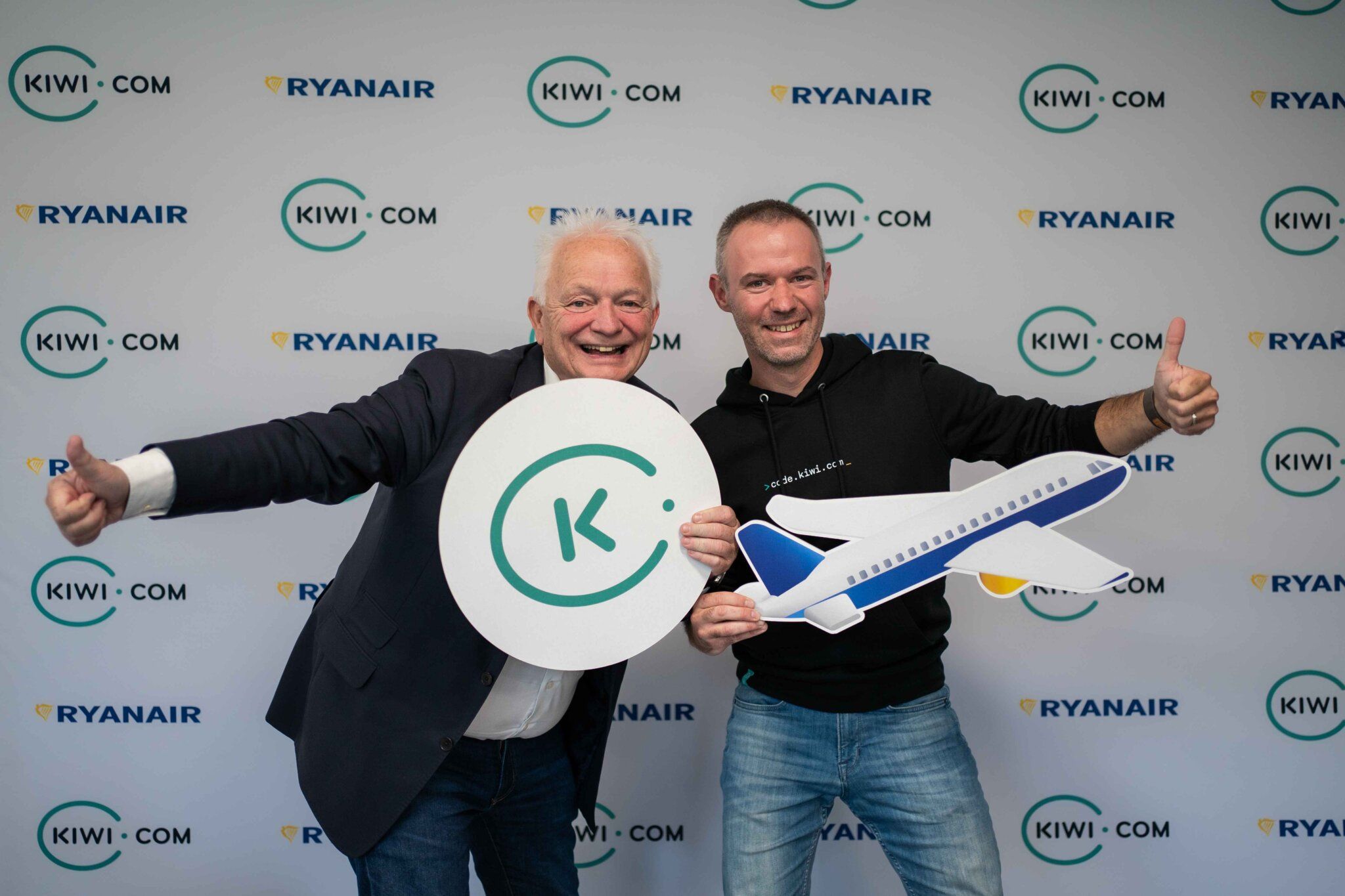 Kiwi and Ryanair exexutives celebrating the partnership