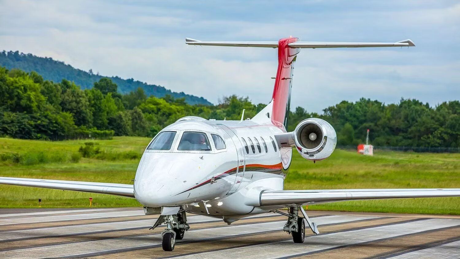 phenom-300-tarmac (1)