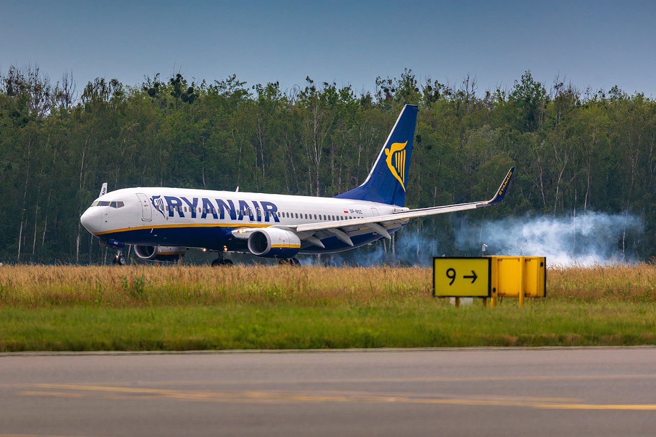 Ryanair boeing 737 landing
