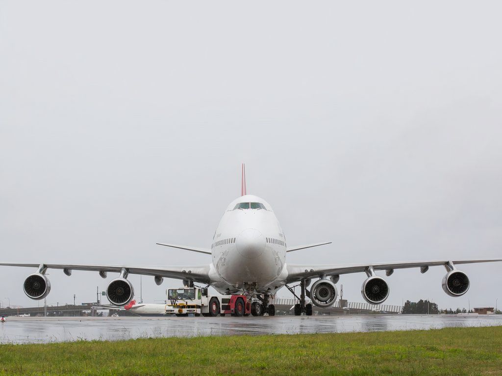 Qantas Boeing 747 with five engines