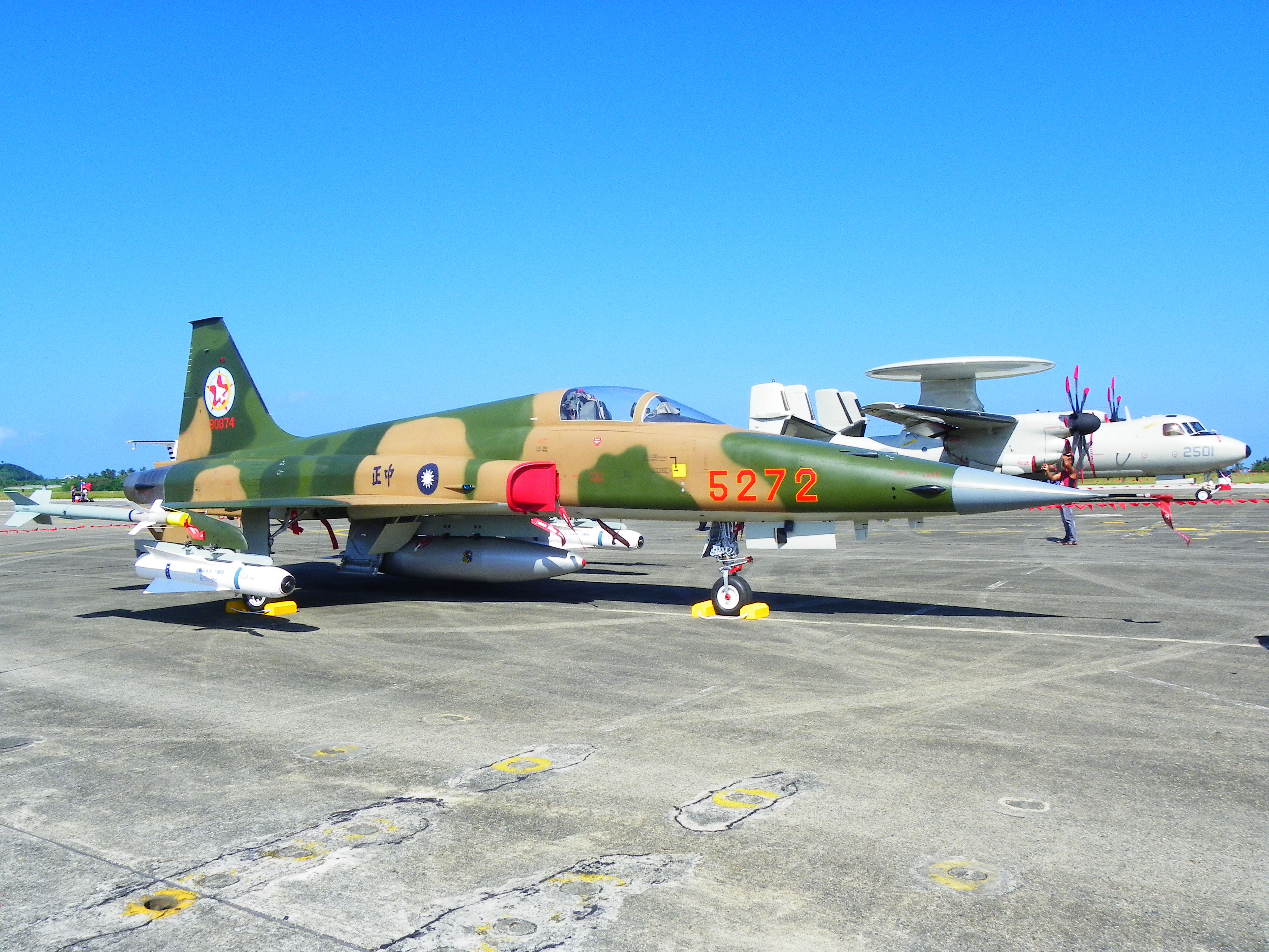 ROCAF_F-5E_5272_Display_at_Chih_Hang_Air_Force_Base_Apron_20130601a