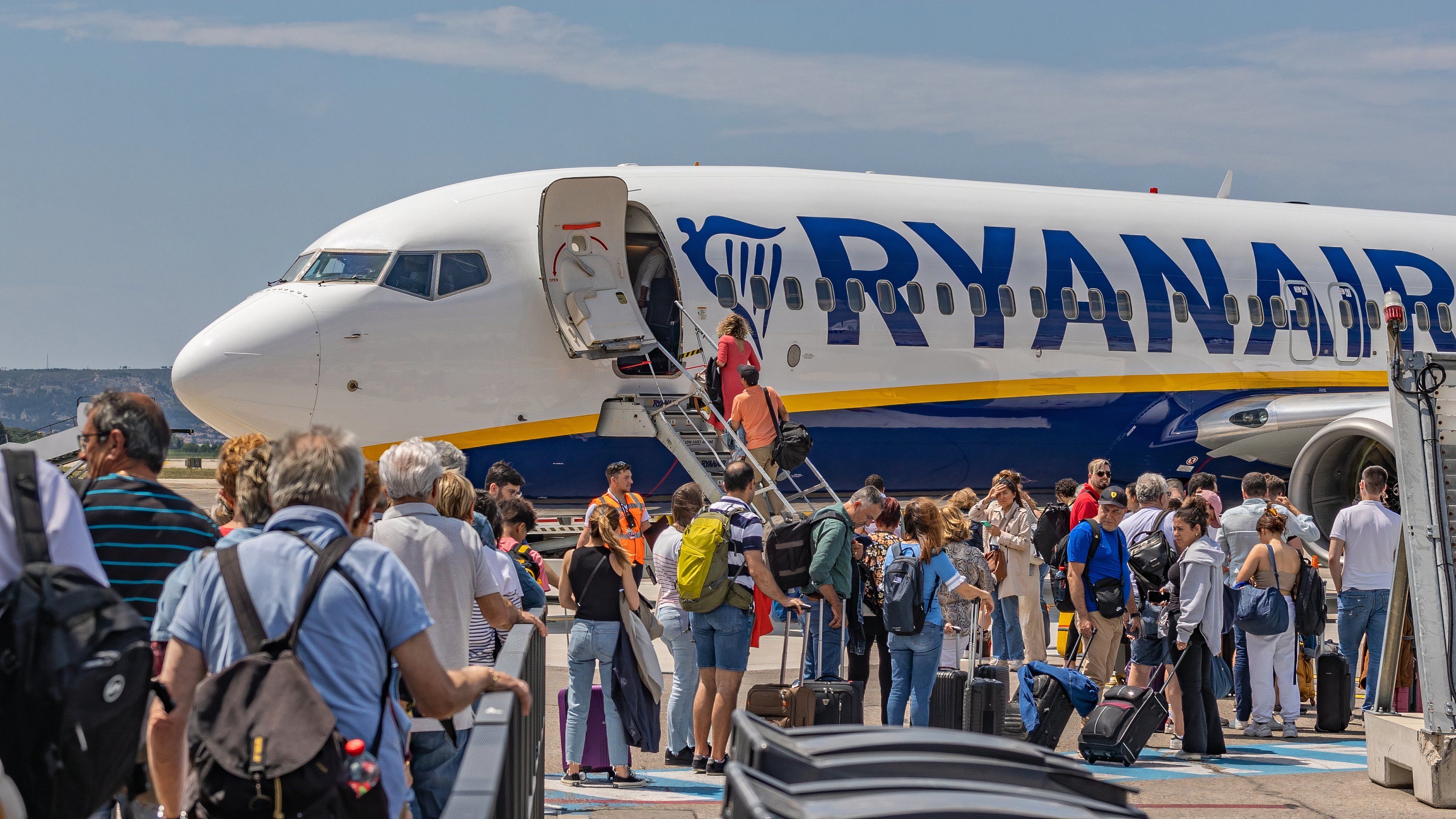 Ryanair 737 boarding1 shutterstock_2314157867 (1)