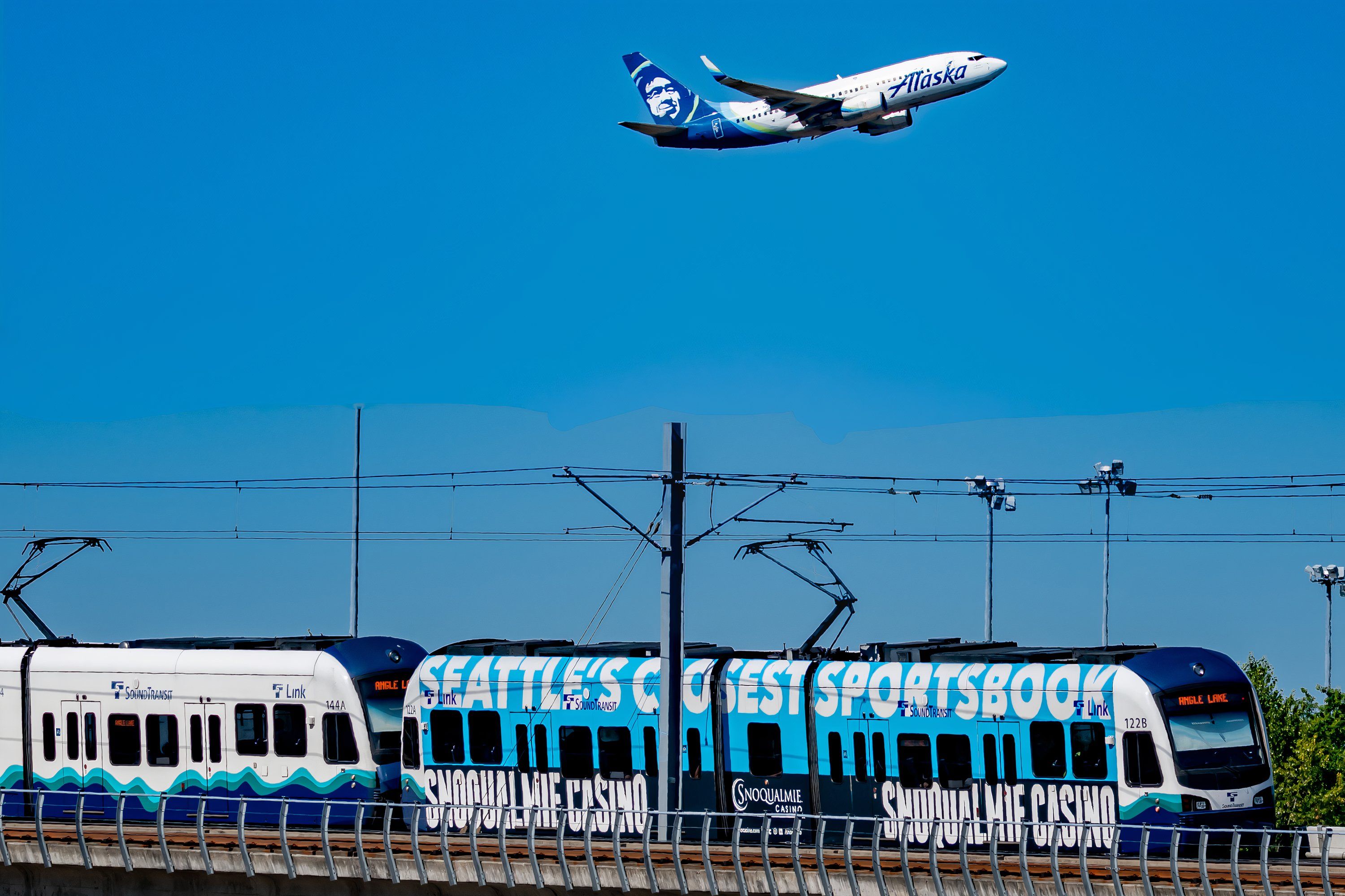 SF_Boeing 737-790(WL) of Alaska Airlines Overflying Sound Transit Link Light Rail - 4x6_JAK