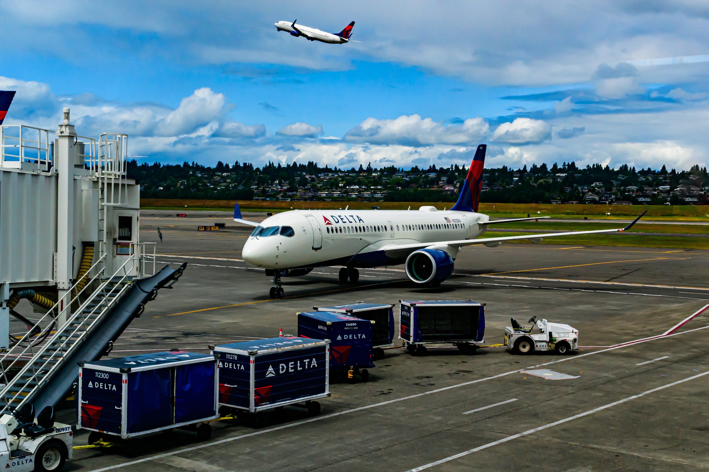 SF_Delta A220-300 Pulling In While 737 Rises From PDX  4x6_JAK-1