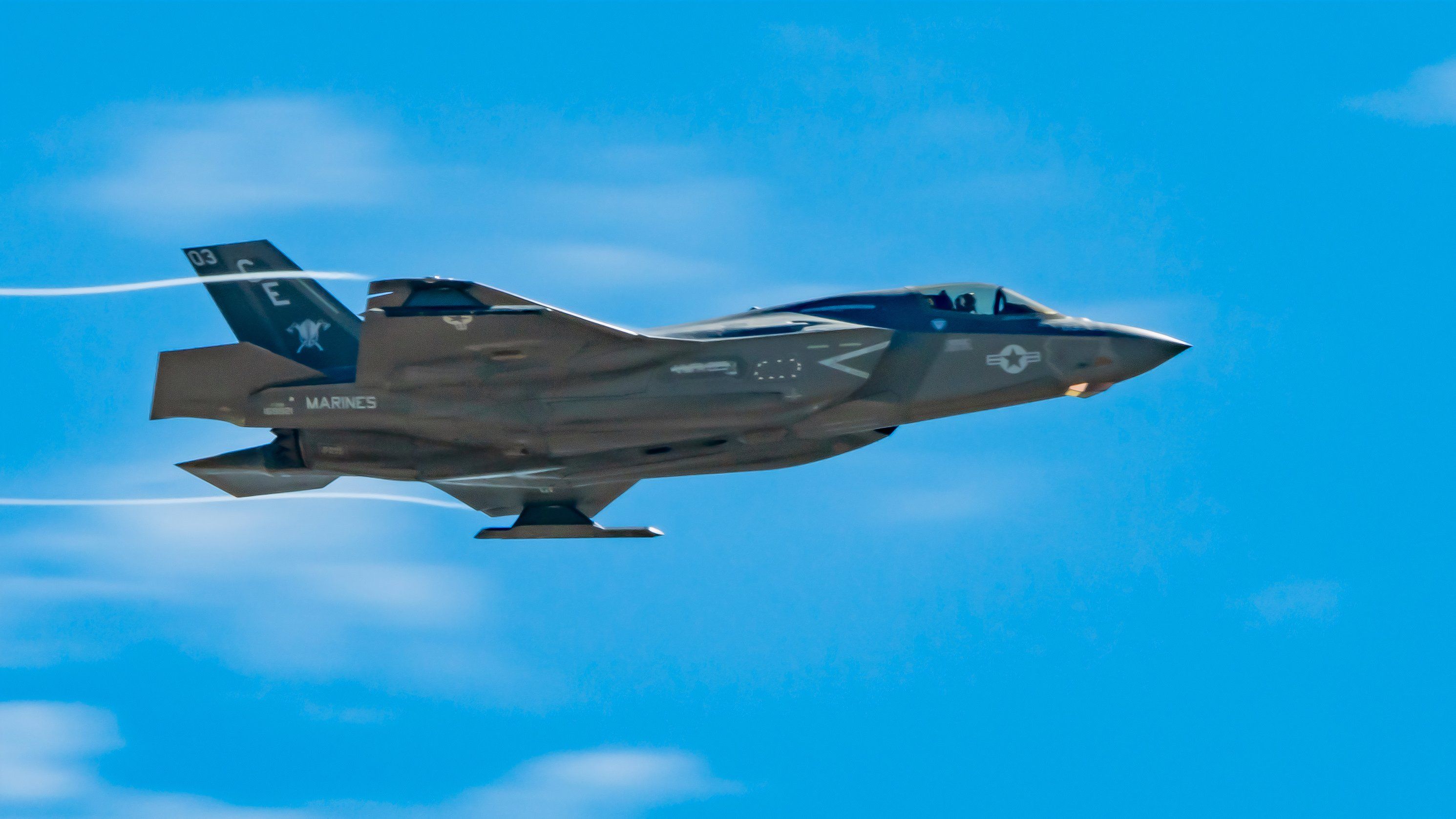 SF_F-35B Racing By Trailing Vapes_JAK