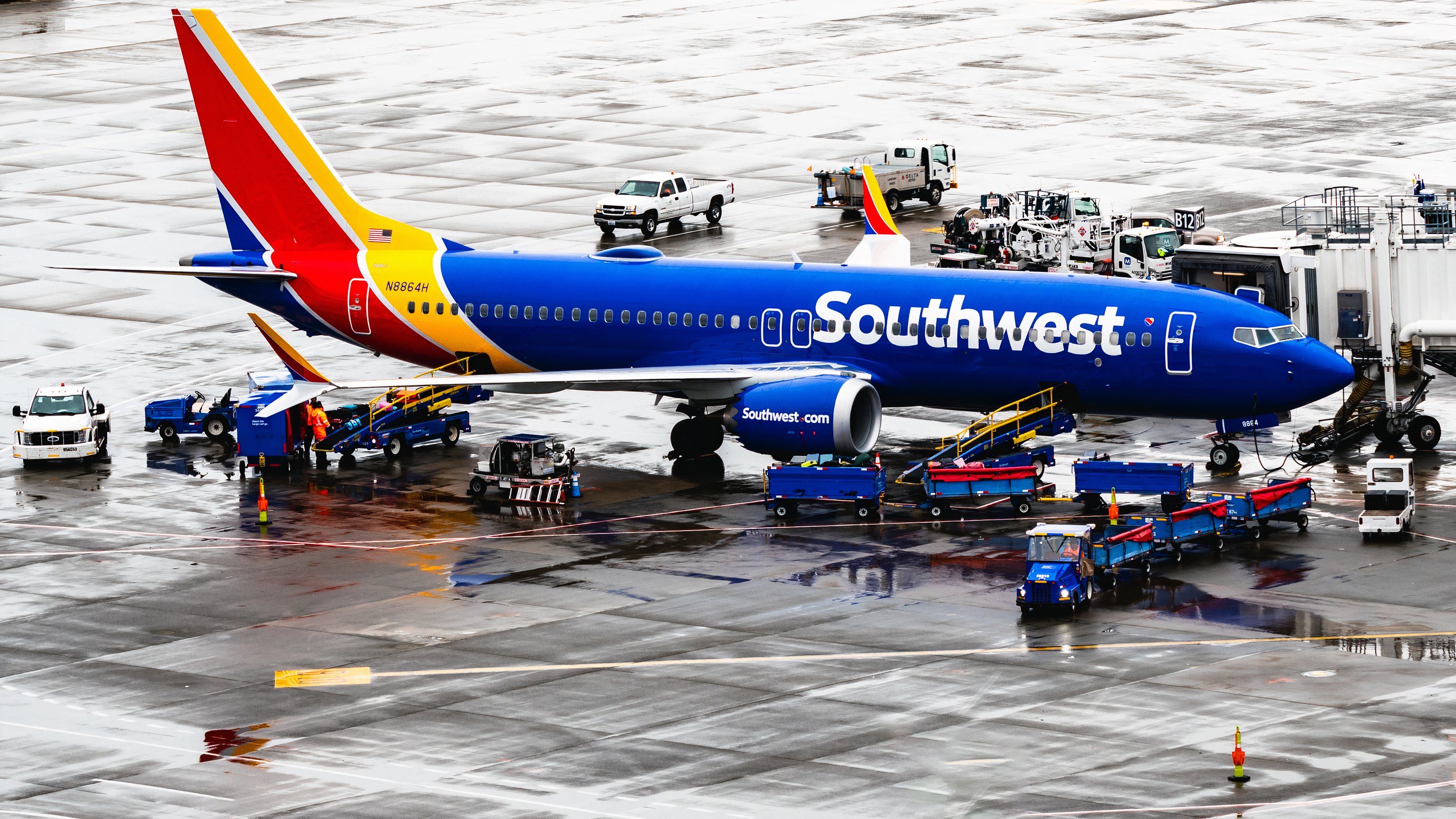 Loading Bags on a Southwest Airlines 737-8 MAX in the SEA Rain - 16x9