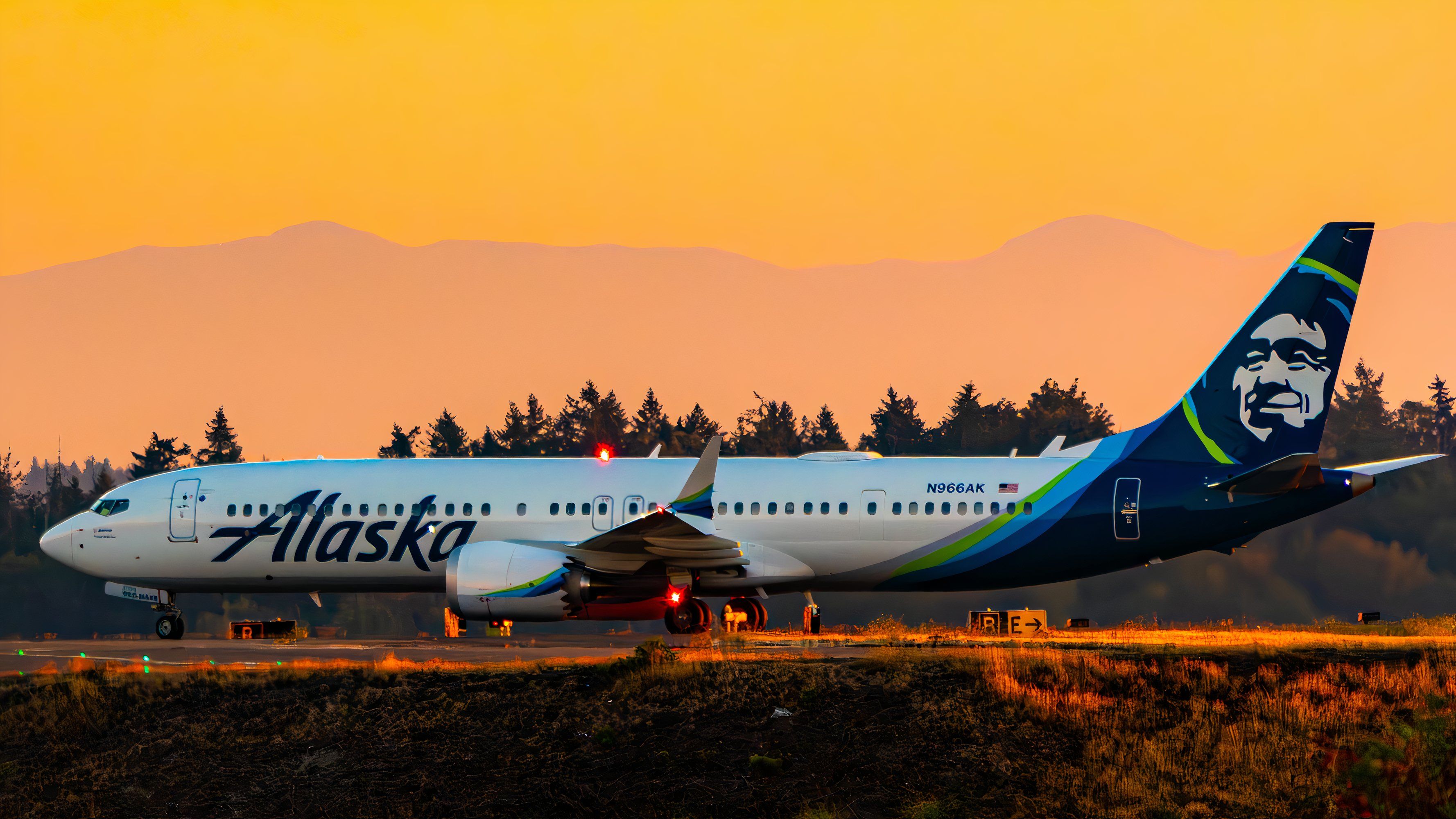 Sunset on Alaska Airlines Boeing 737-9 MAX N966AK Flashing Beacon at SEA - 16x9