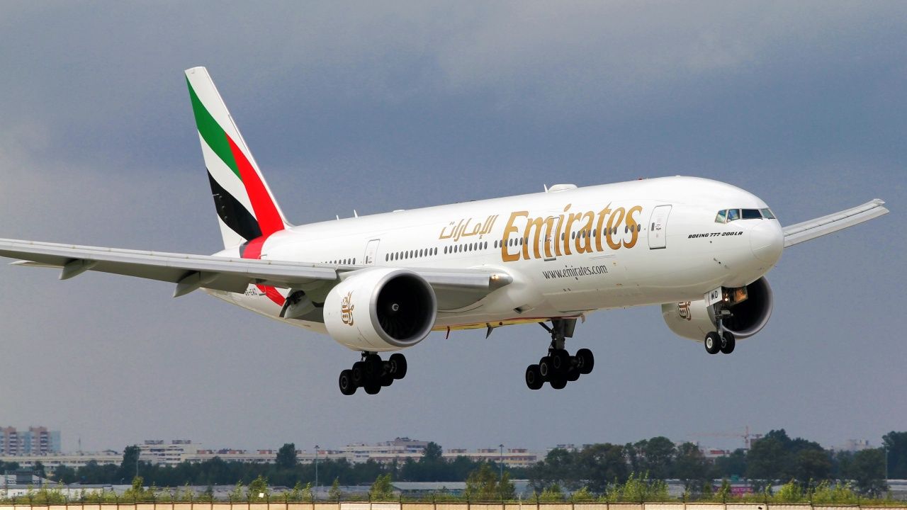 Emirates Airlines's Boeing 777-200LR landing