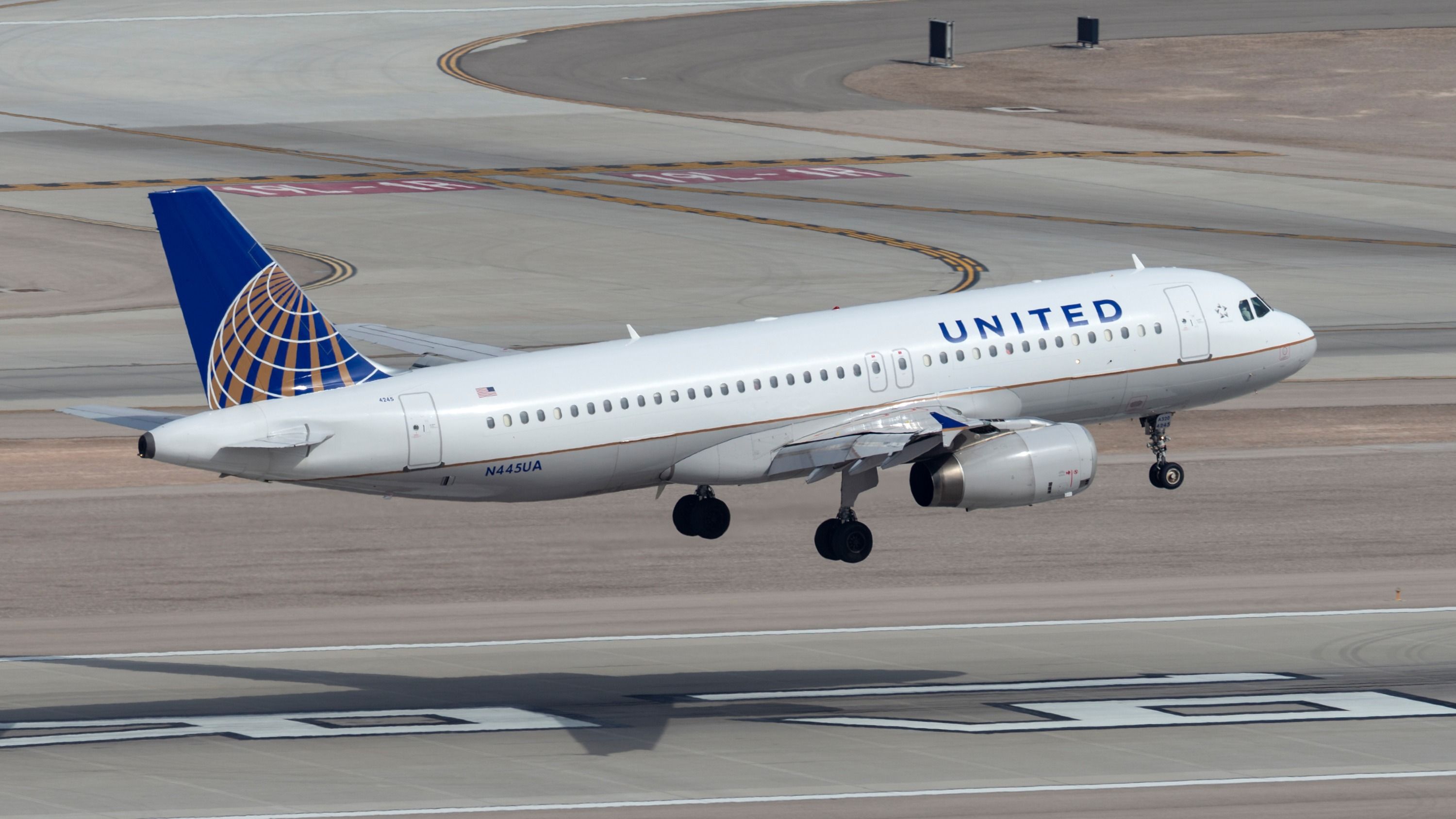 A United Airlines Airbus A320 landing