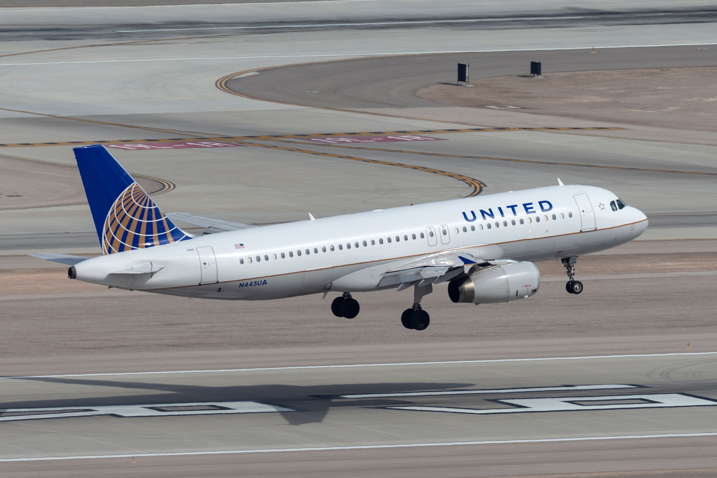 A United Airlines Airbus A320 landing