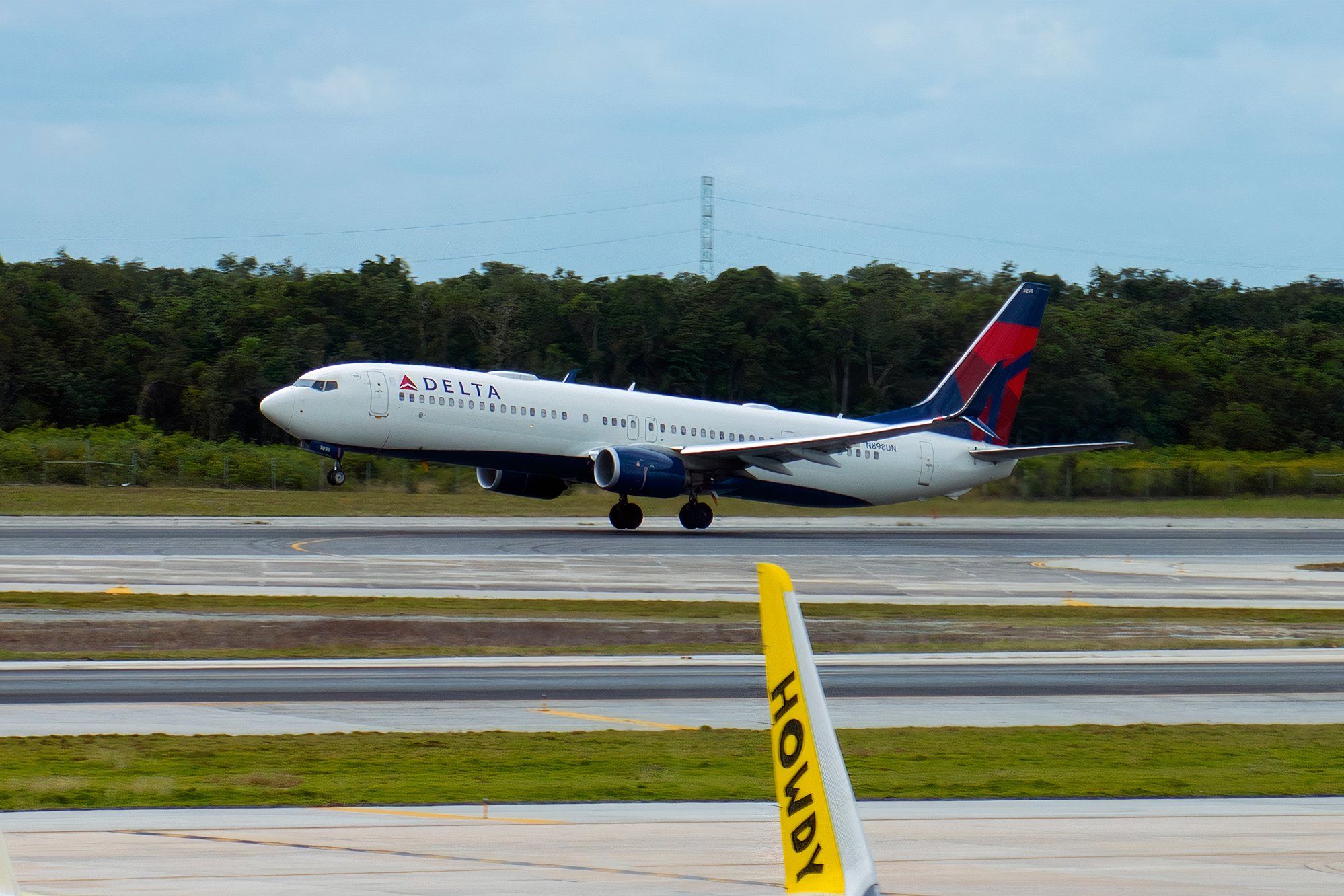 Delta Air Lines Boeing 737-932/ER (N898DN) landing at Cancun International Airport.