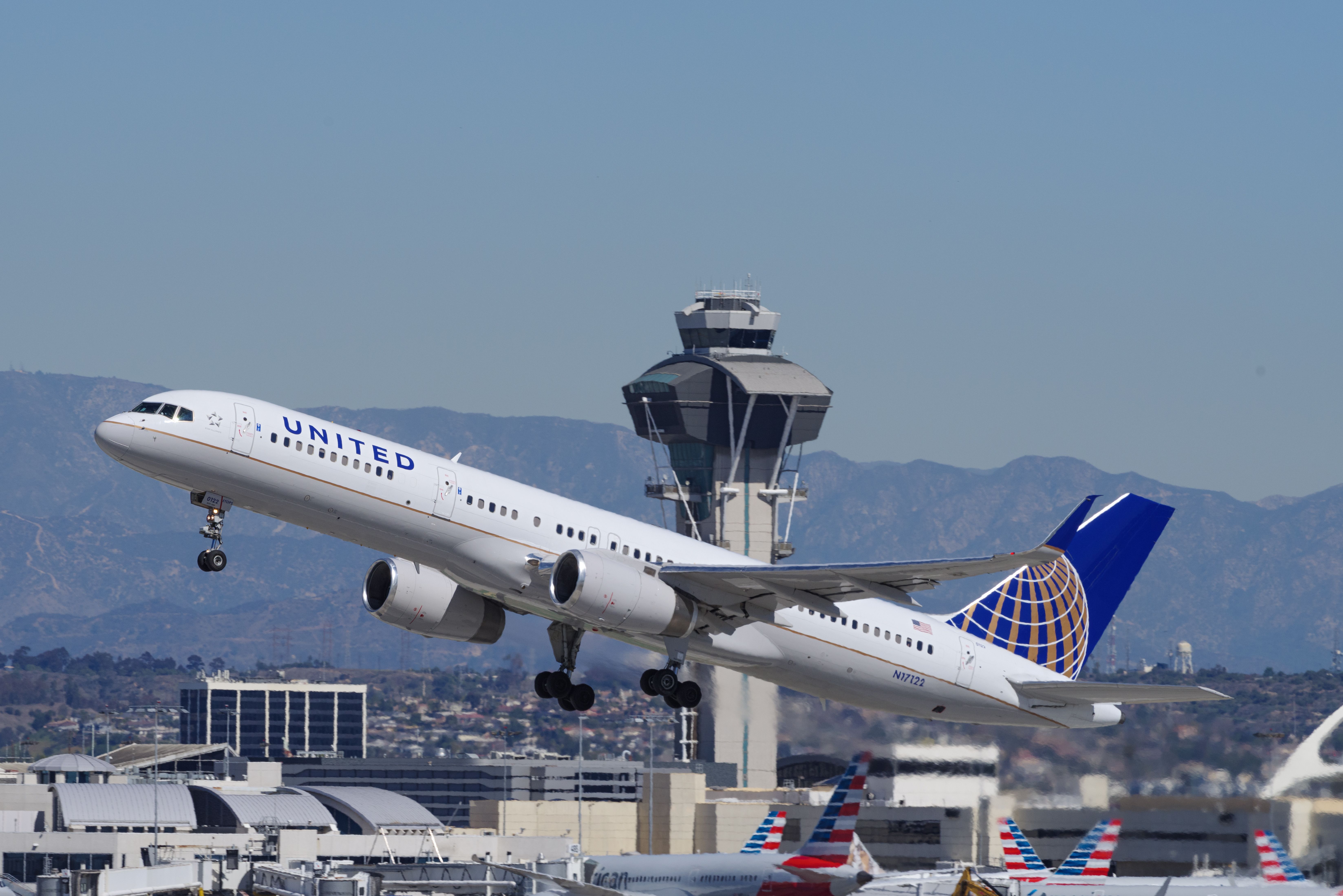 United Airlines Boeing 757-224 taking off from Los Angeles International Airport.