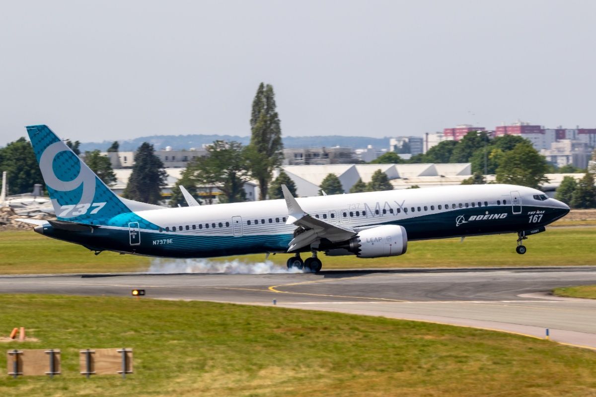 Boeing 737 MAX 9 passenger plane arriving at Le Bourget Airport