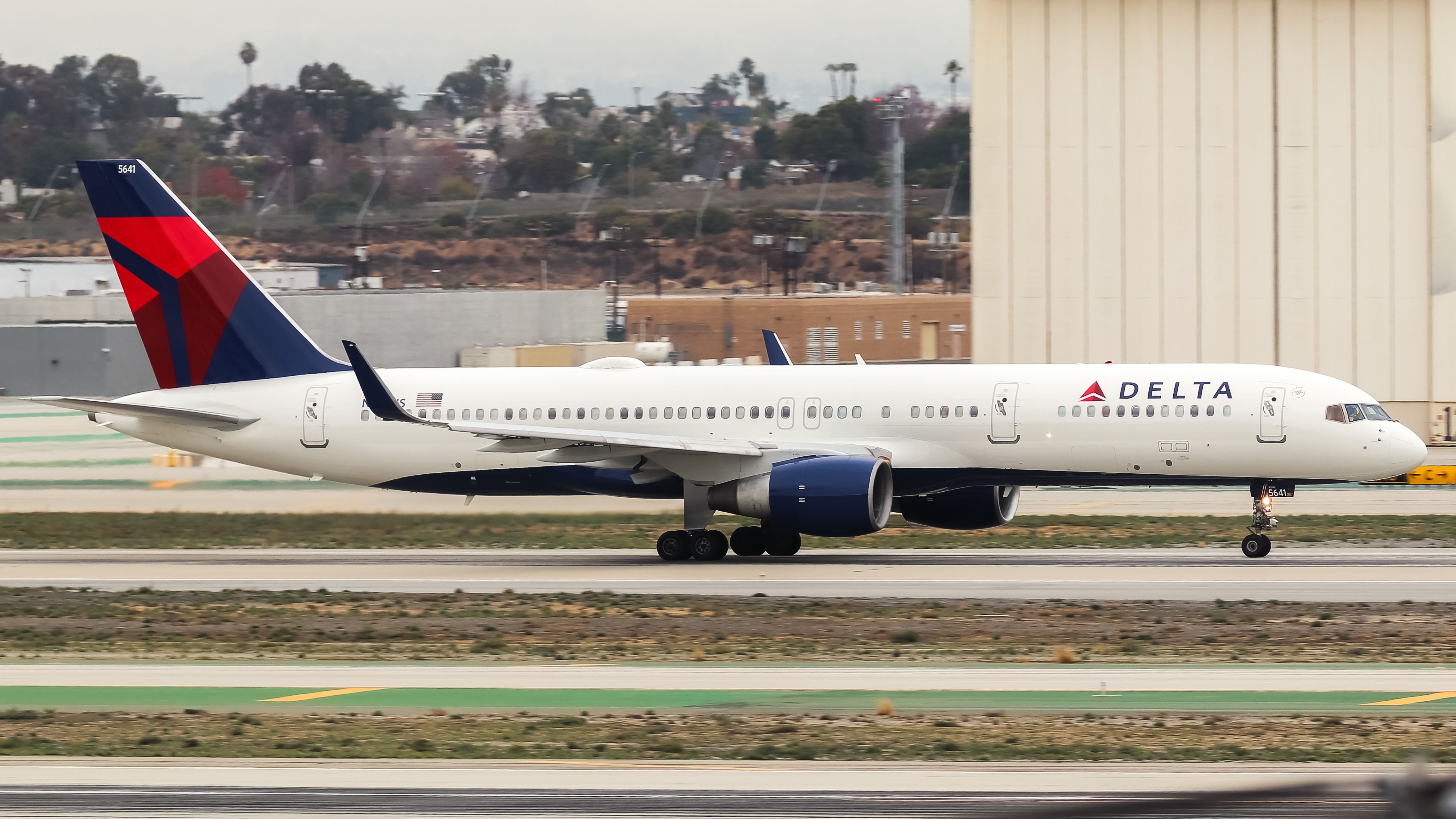 Delta Air Lines Boeing 757-200 at Los Angeles International Airport.