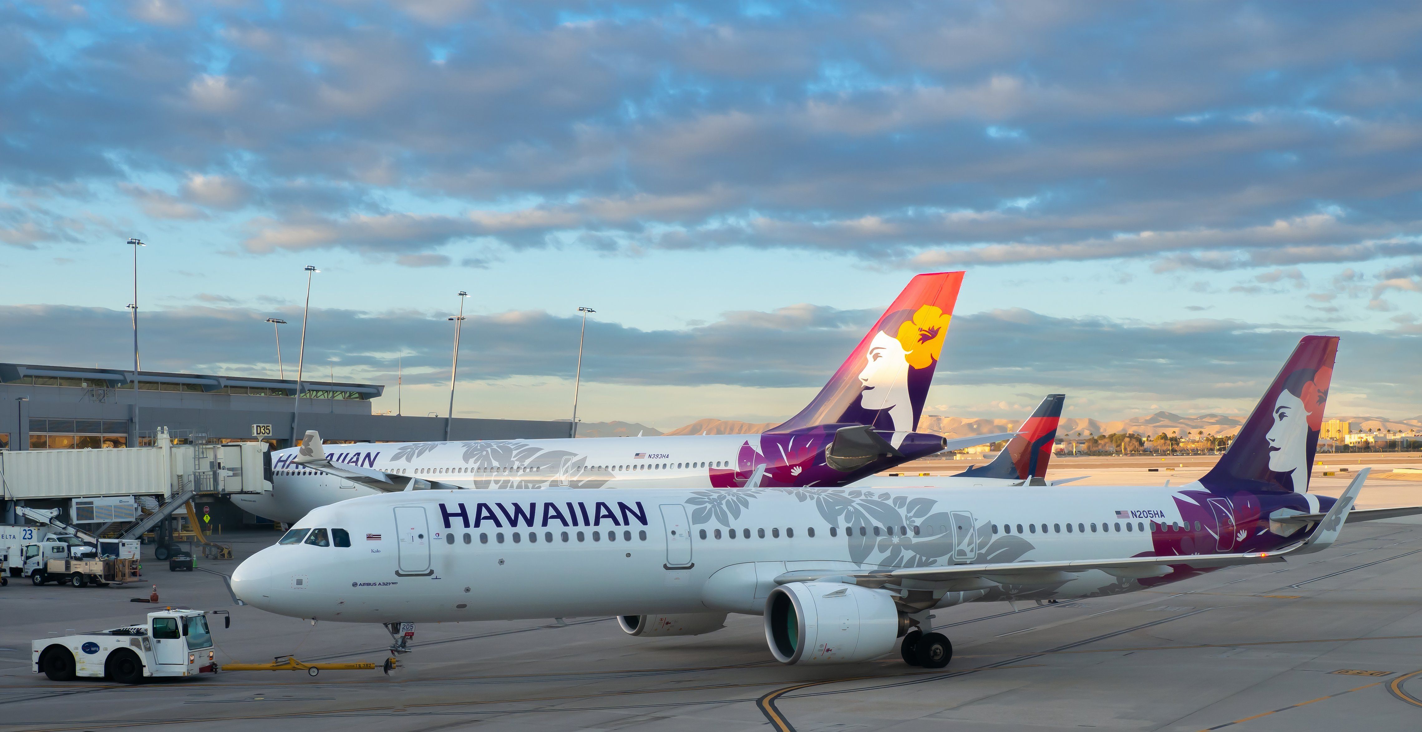 Hawaiian Airlines shutterstock_2285800309