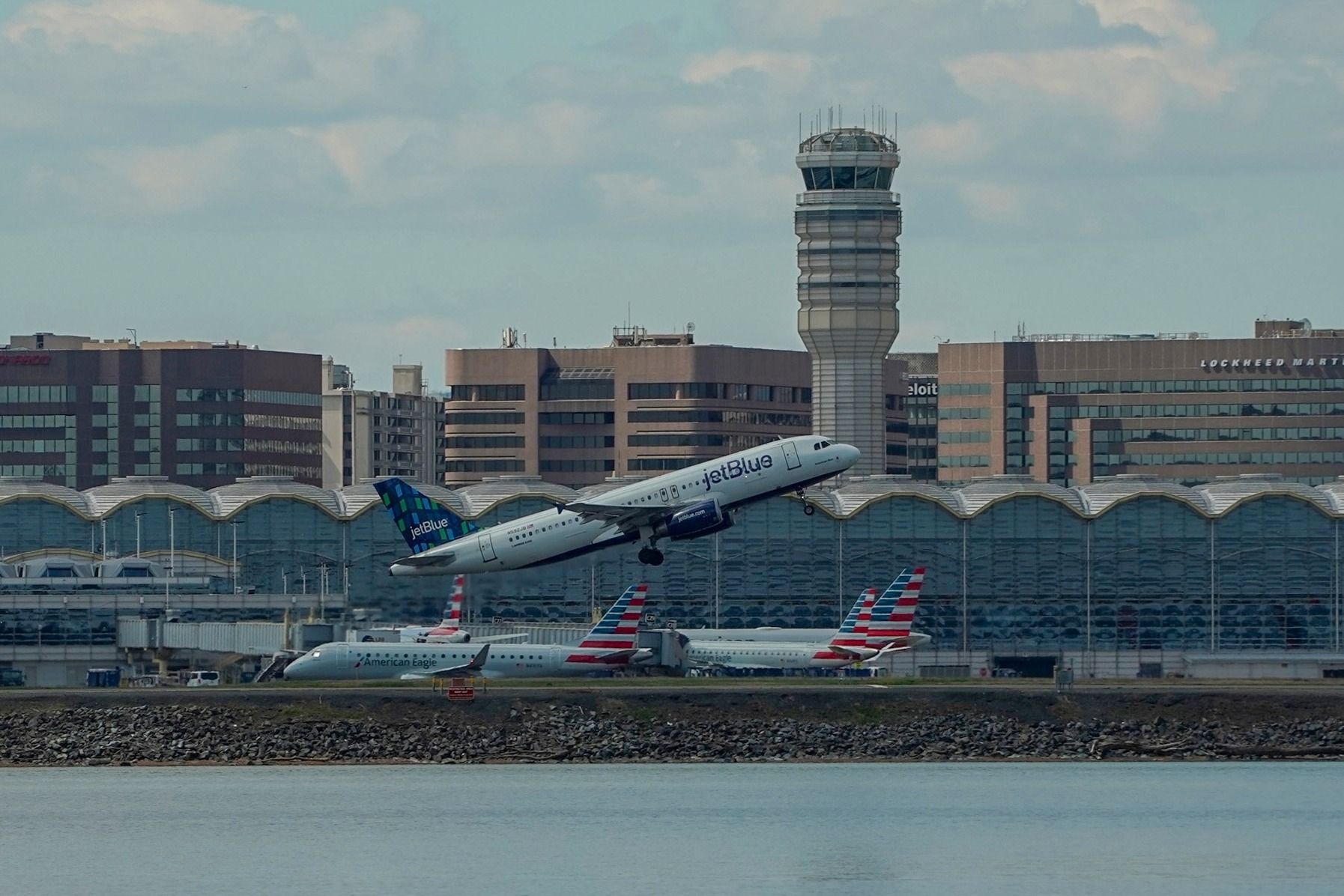 JetBlue Airways Airbus A320 taking off from Ronald Reagan Washington National Airport. 