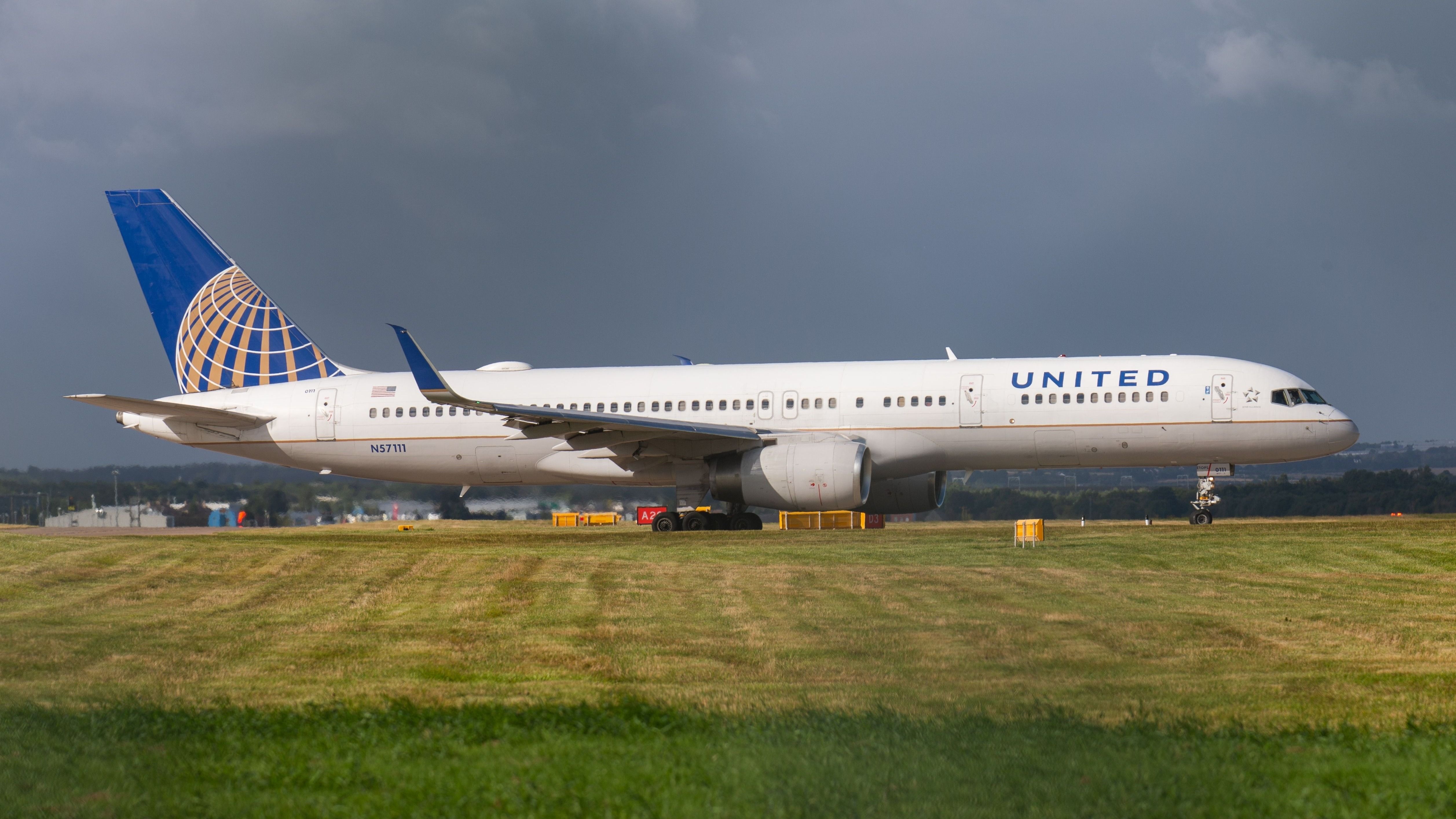 United Airlines Boeing 757-200 at EDI