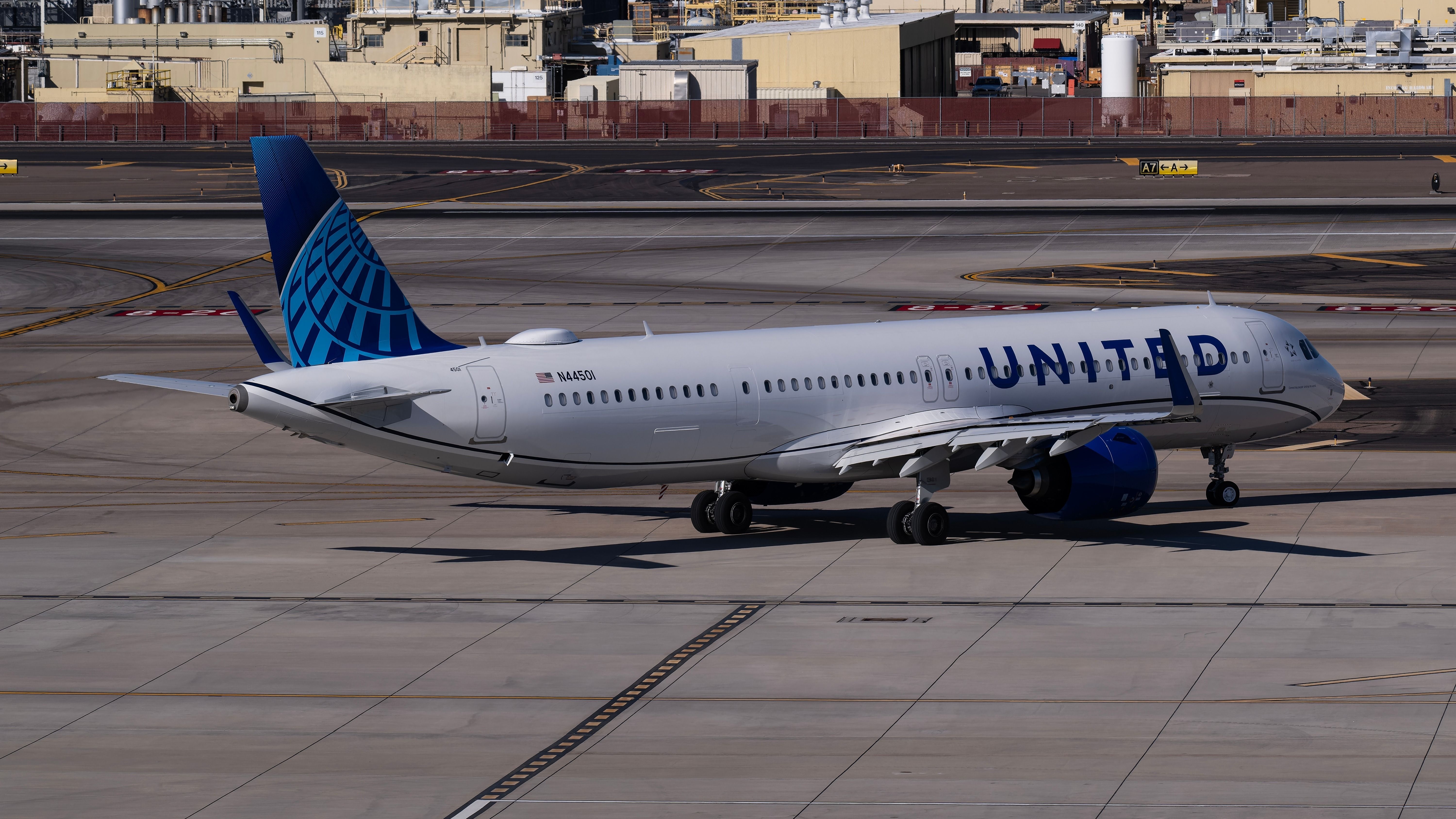 United Airlines Airbus A321neo (N44501) taxiing at Phoenix Sky Harbor International Airport.