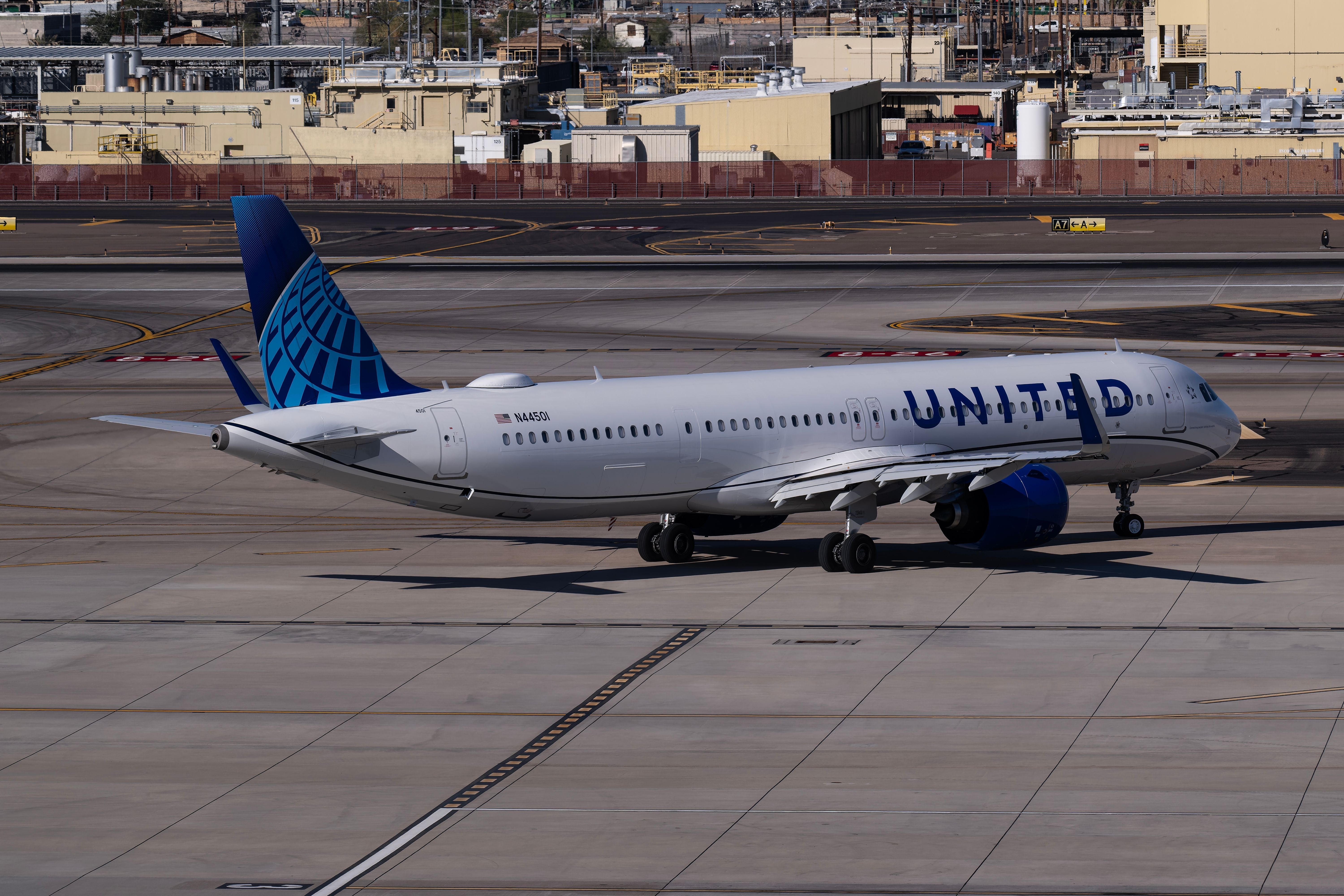 United Airlines Airbus A321neo (N44501) taxiing at Phoenix Sky Harbor International Airport.