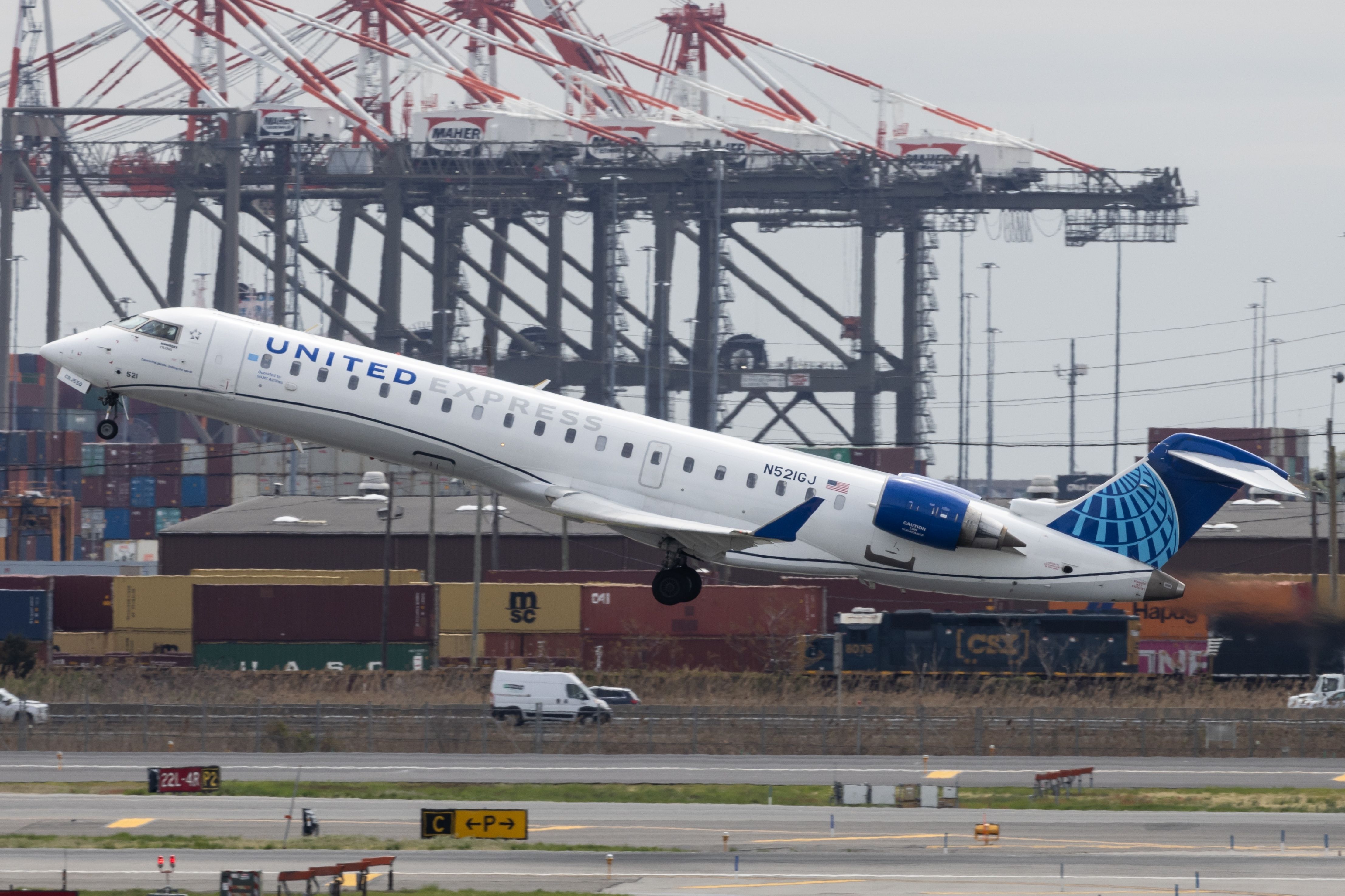 United Express (GoJet Airlines) Bombardier CRJ-550. 