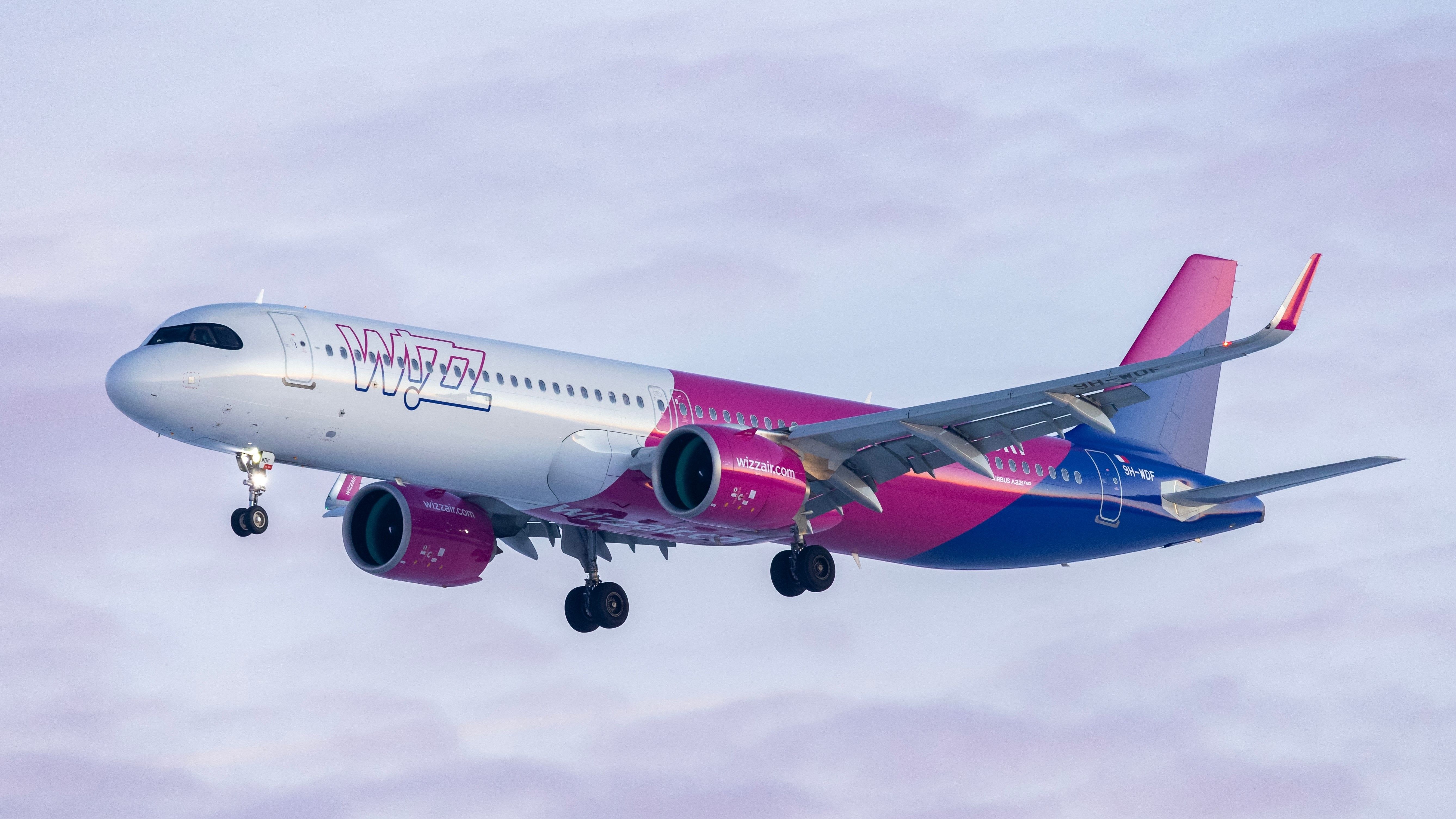 Wizz Air Airbus A321neo Landing In Prague