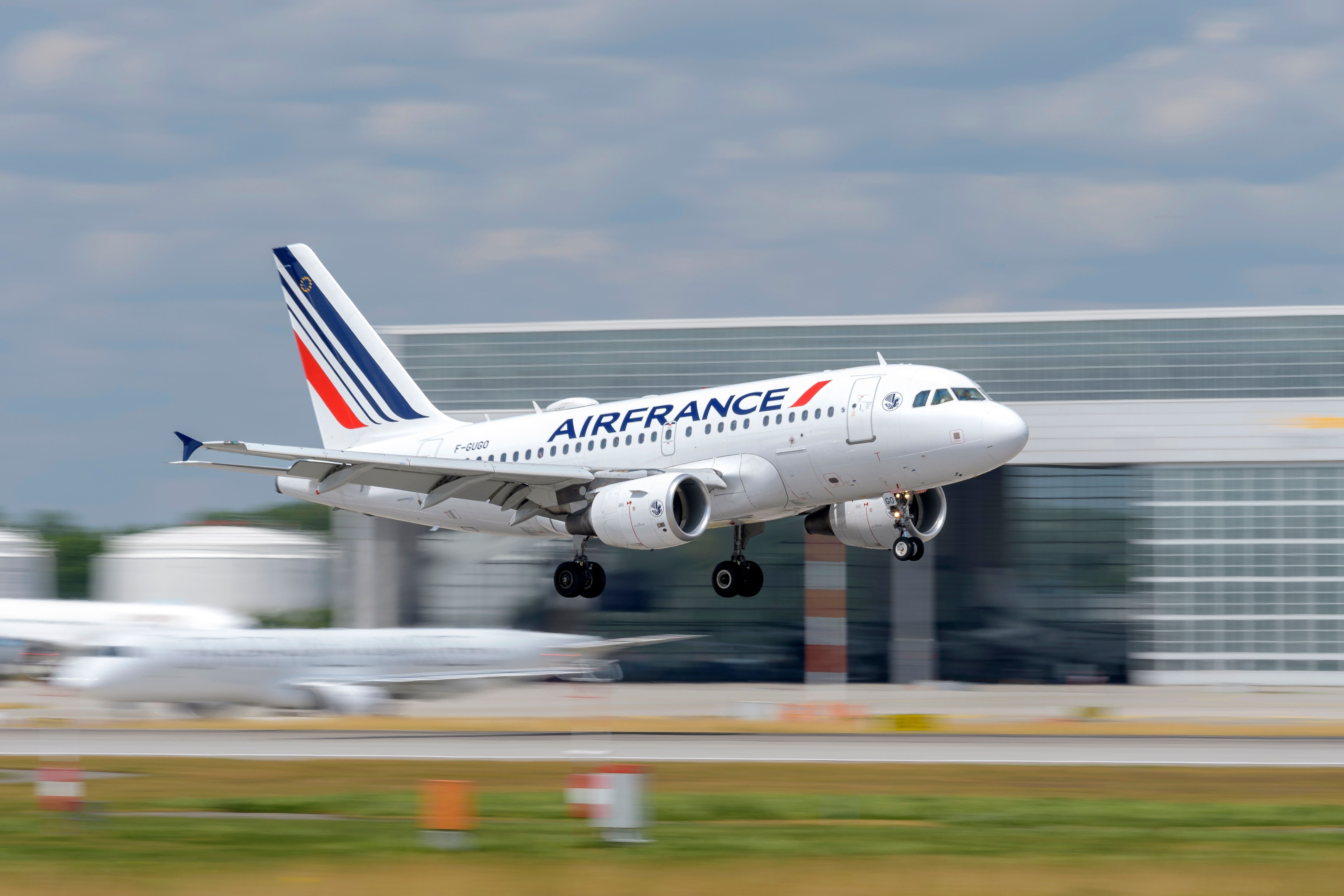 An Air France Airbus A318 landing