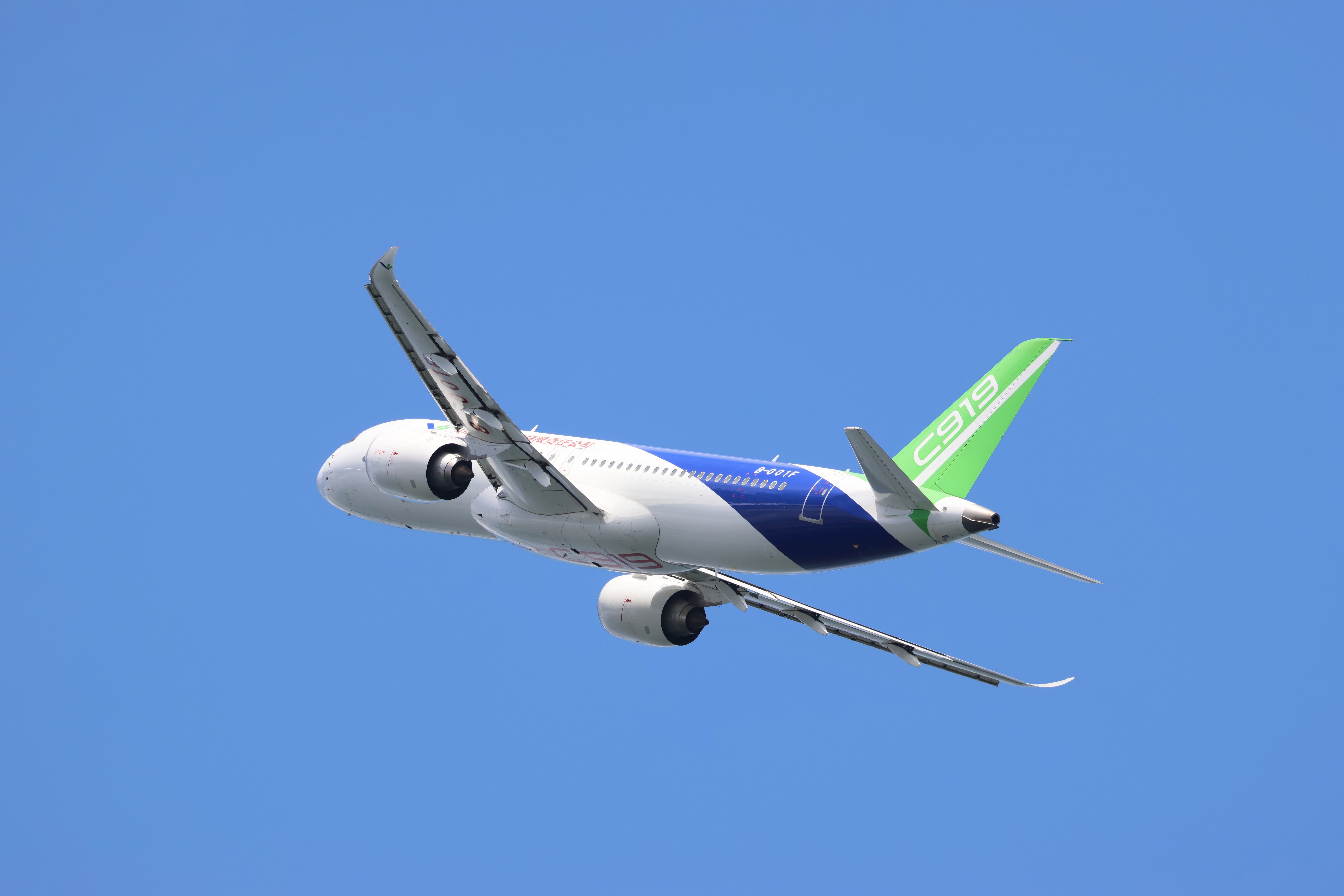 A COMAC C919 flying in the sky