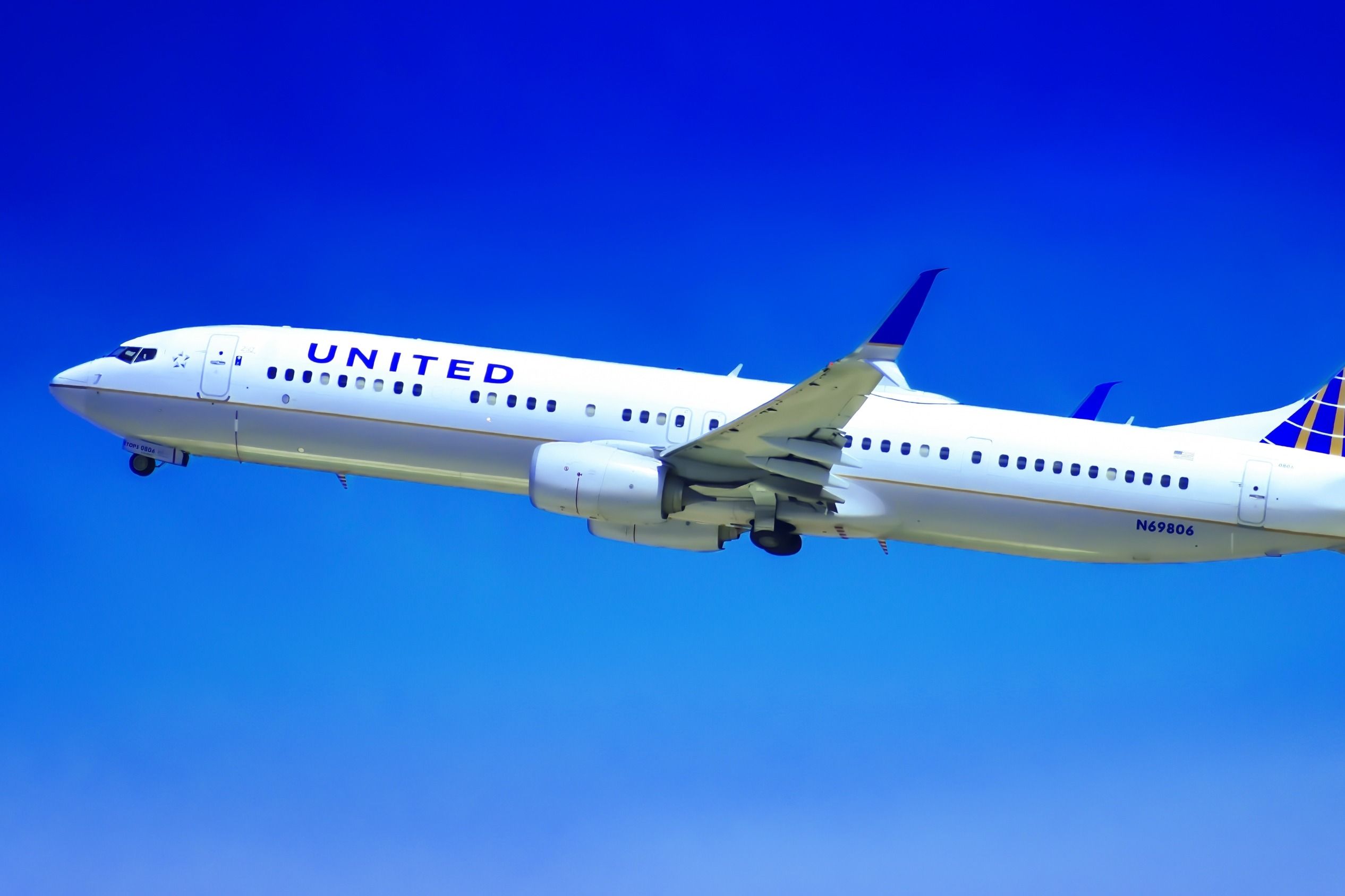 United Airlines Boeing 737-924/ER taking off.