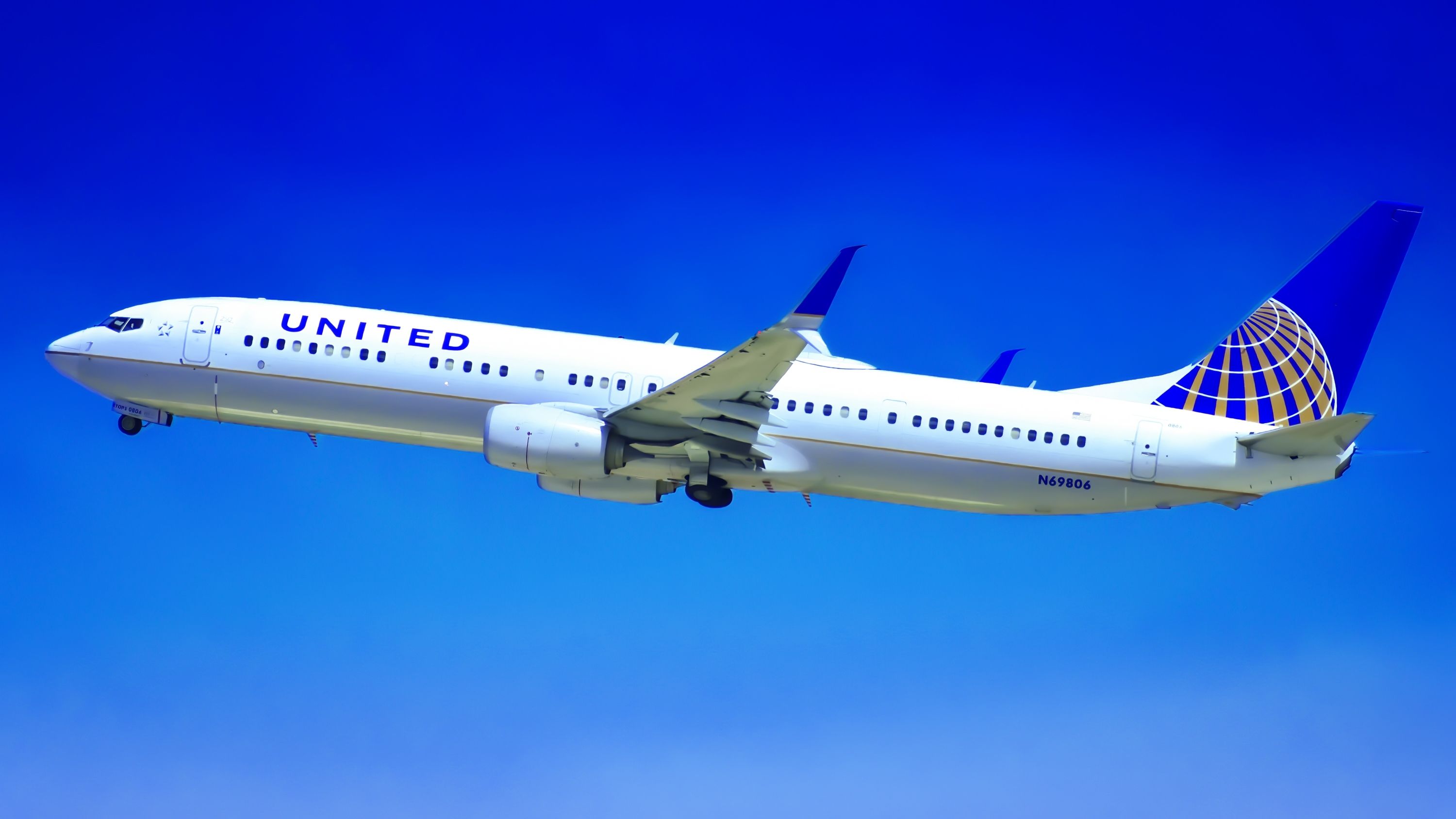 United Airlines Boeing 737-924/ER taking off.