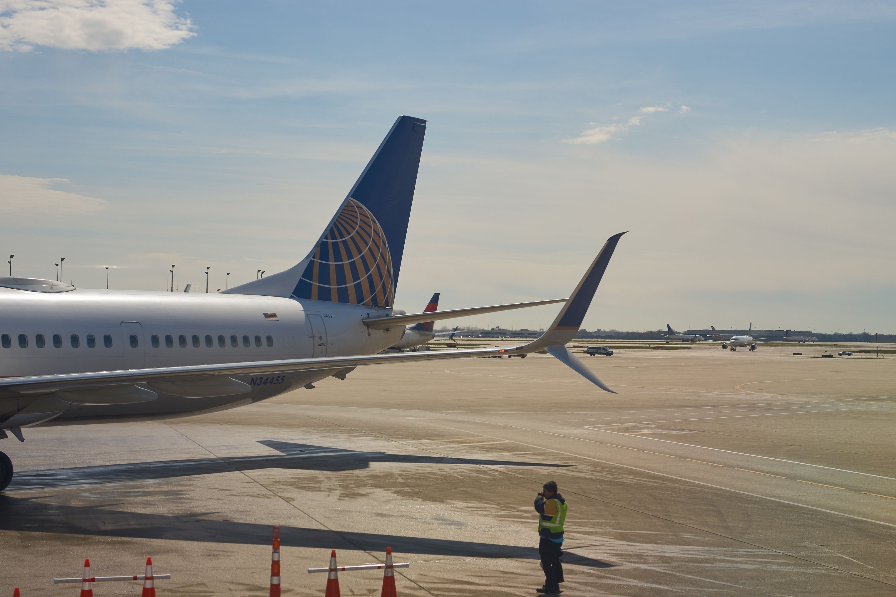 united 737-900 tail