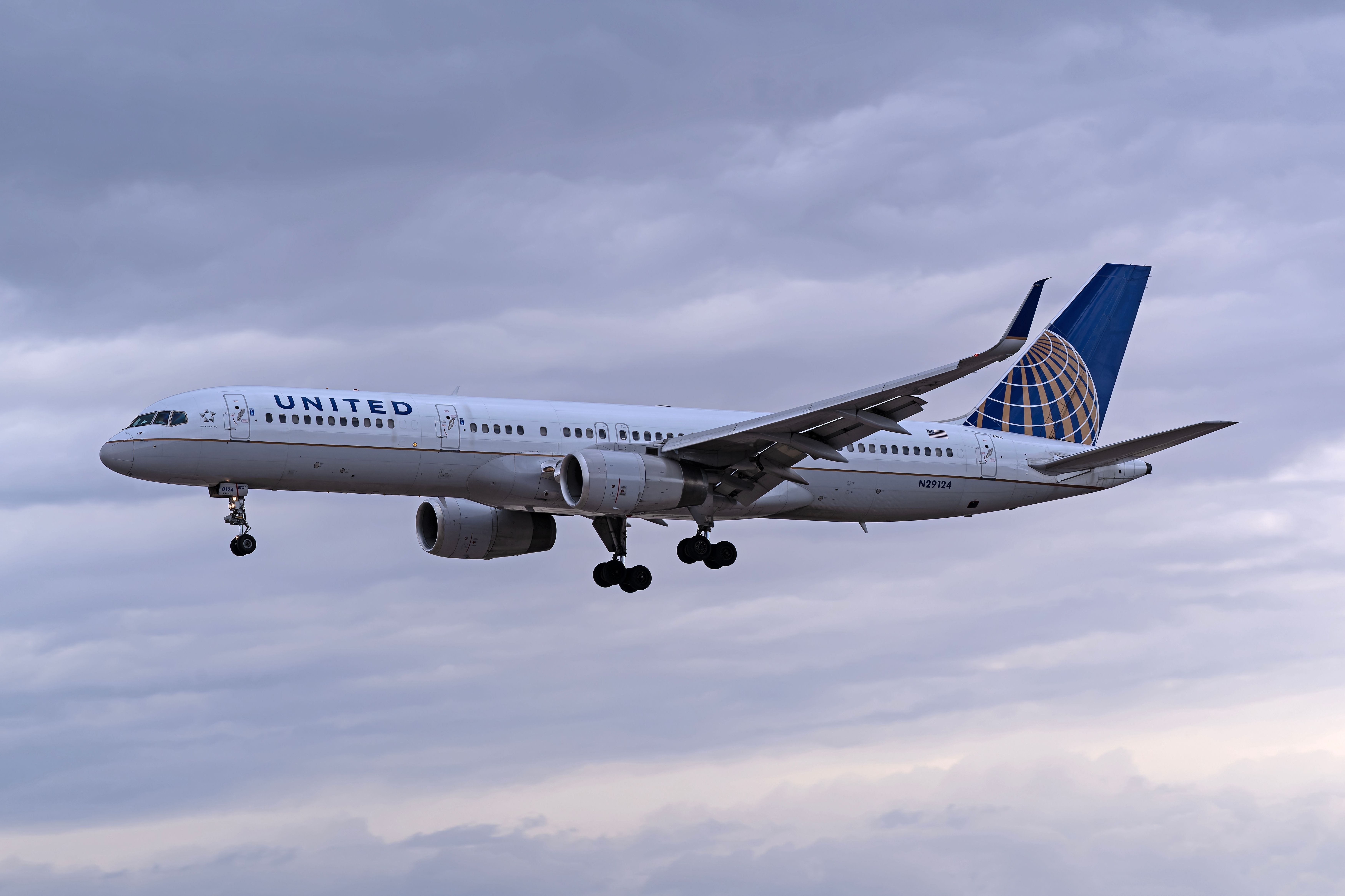 United Airlines Boeing 757-224 landing at Harry Reid International Airport.