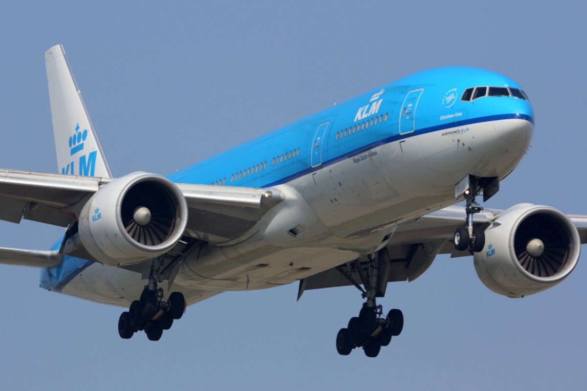 Boeing 777-200 of KLM Royal Dutch Airlines landing