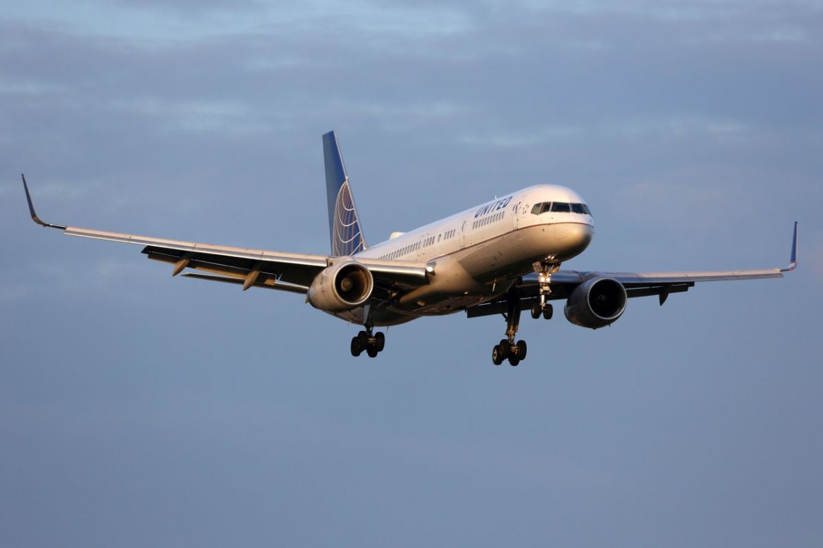 Boeing 757-200 N17126 of United Airlines landing