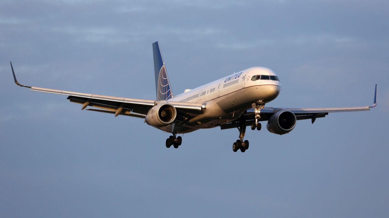 Boeing 757-200 N17126 of United Airlines landing