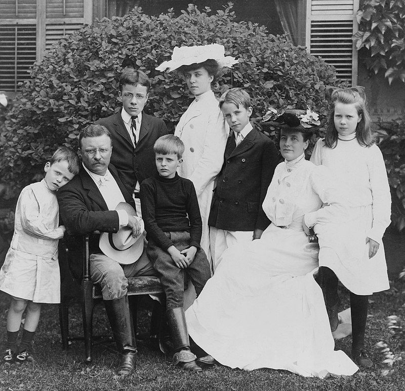 Theodore_Roosevelt_and_family,_1903_with Quentin on the left
