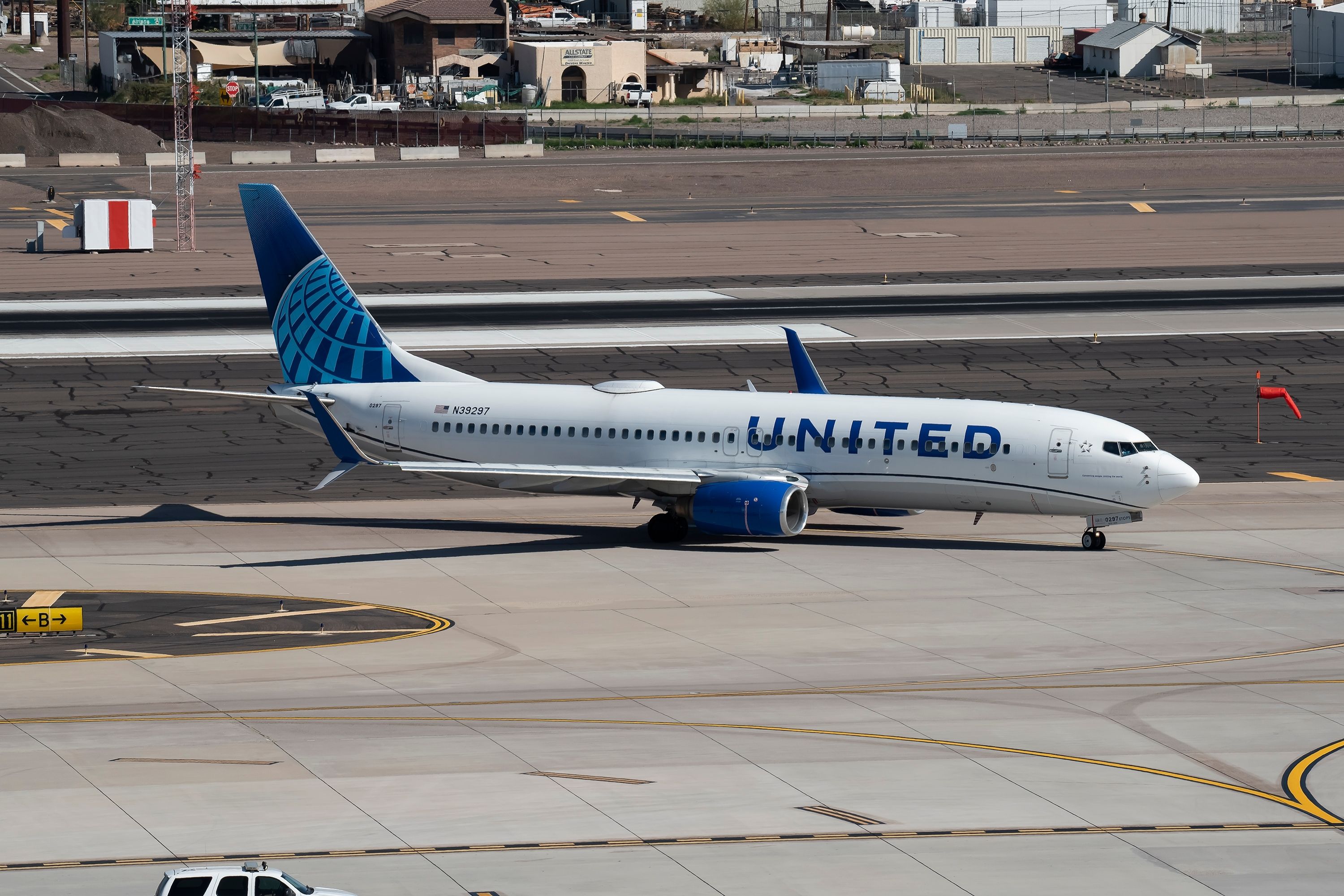 United Airlines Boeing 737-800 at Pheonix Sky Harbor International Airport PHX