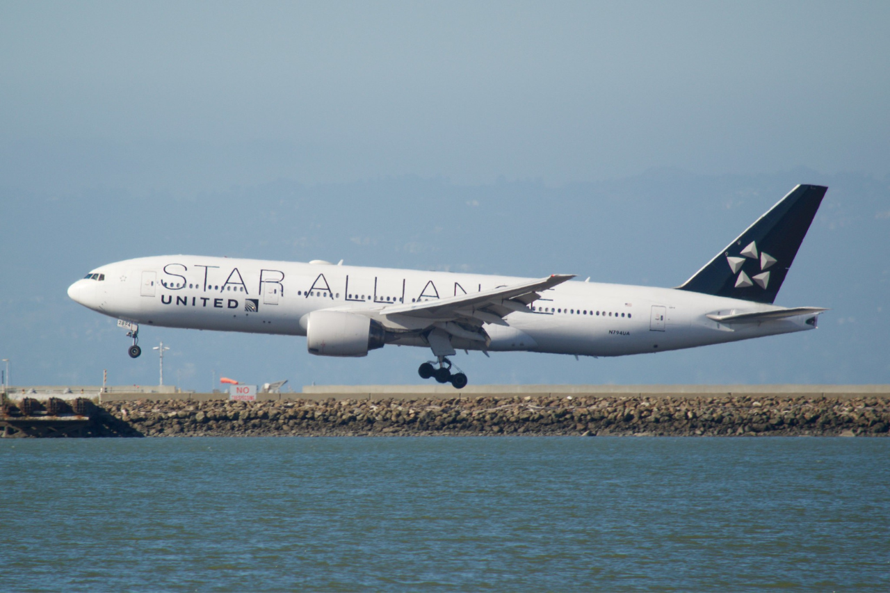 United Airlines Boeing 777 -200 Star Alliance livery (thumbnail)