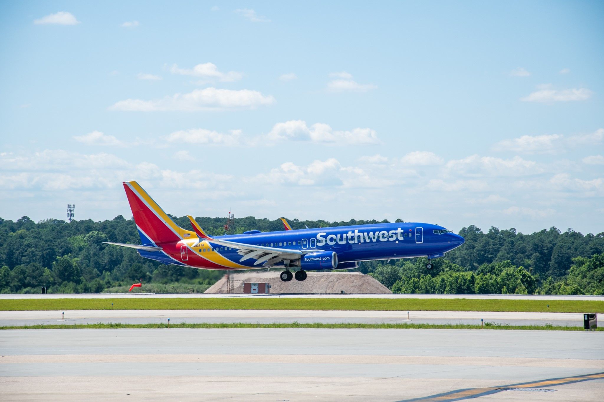 Southwest Airlines Boeing 737-8H4 landing at Raleigh-Durham International Airport.