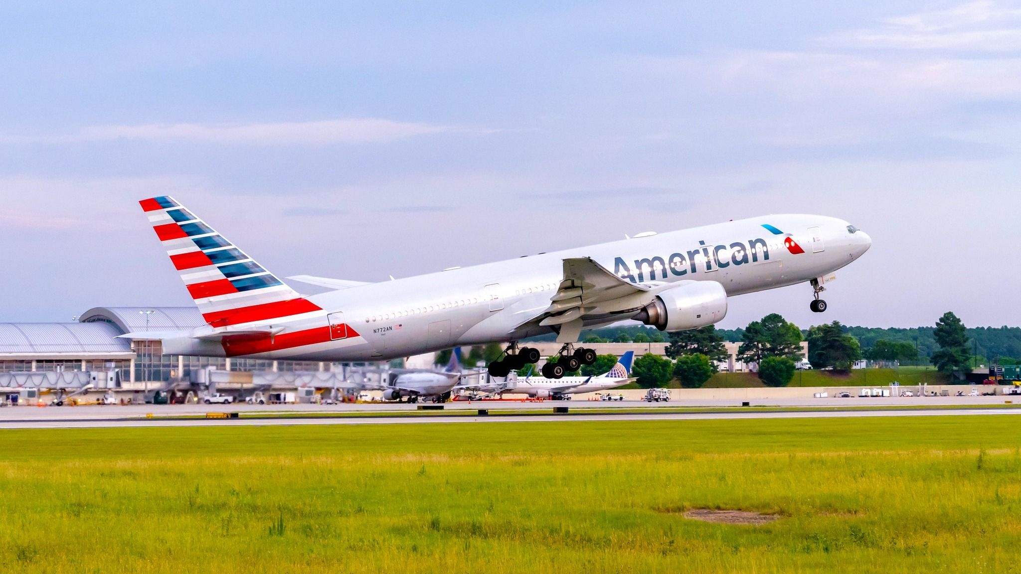 American Airlines Boeing 777-200ER taking off from Raleigh-Durham International Airport. 